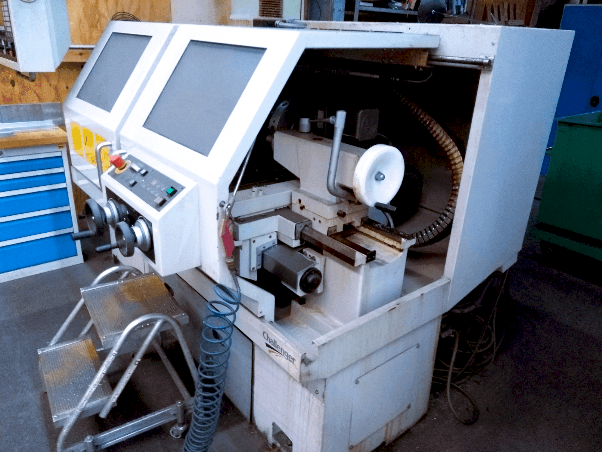 Vue de face de la machine Challenger MICROTURN BNC 446