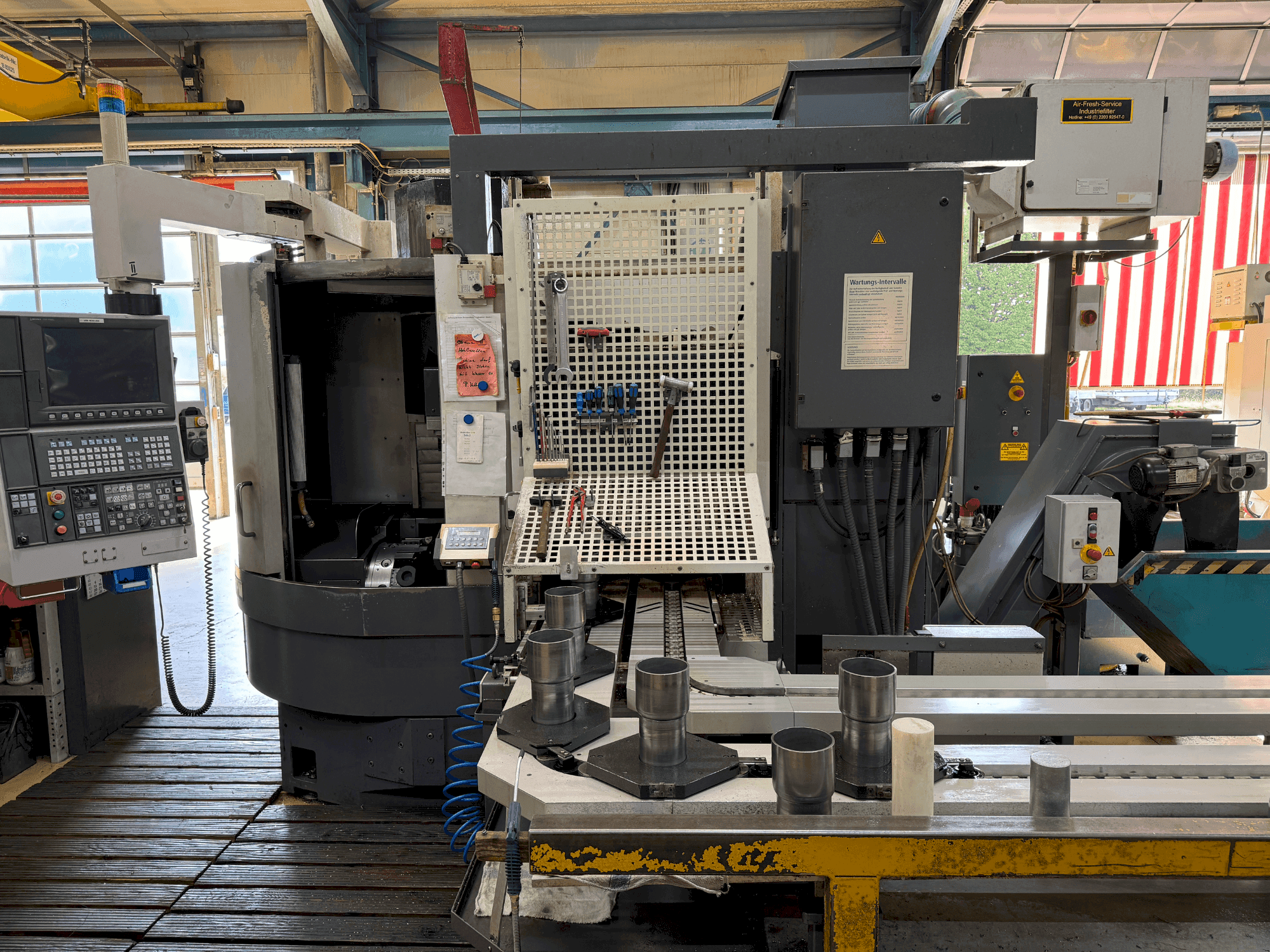 Vue de face de la machine Okuma LVT 300-M