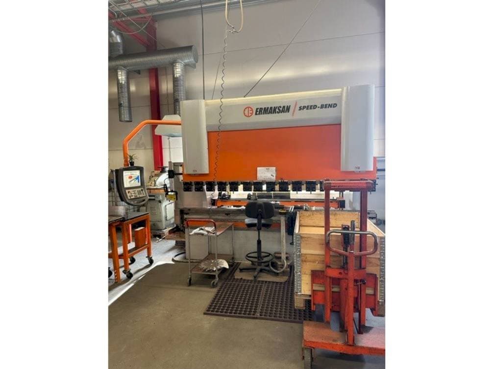 Vue de face de la machine ERMAKSAN Speedbend 3135