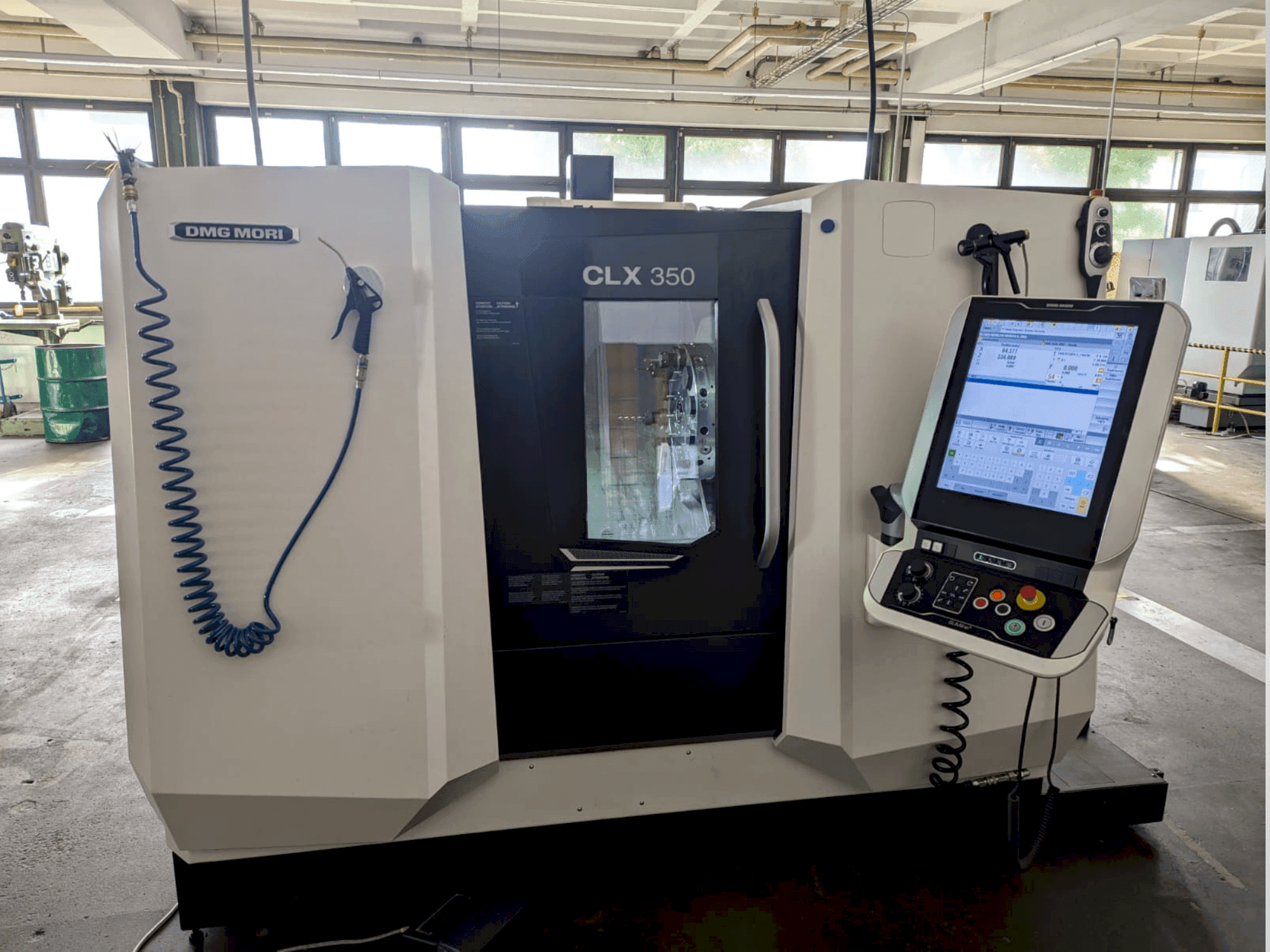 Vue de face de la machine DMG MORI CLX 350