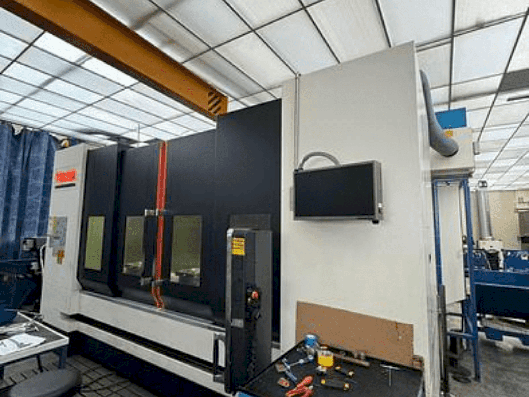 Vue de face de la machine Mazak VTC 800/30 SR