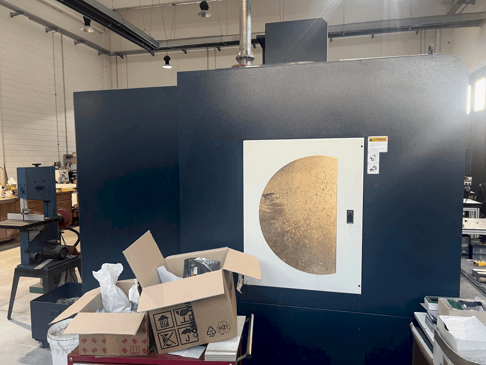 Vue de face de la machine Johnford Dart VMC 1000A HI TECH