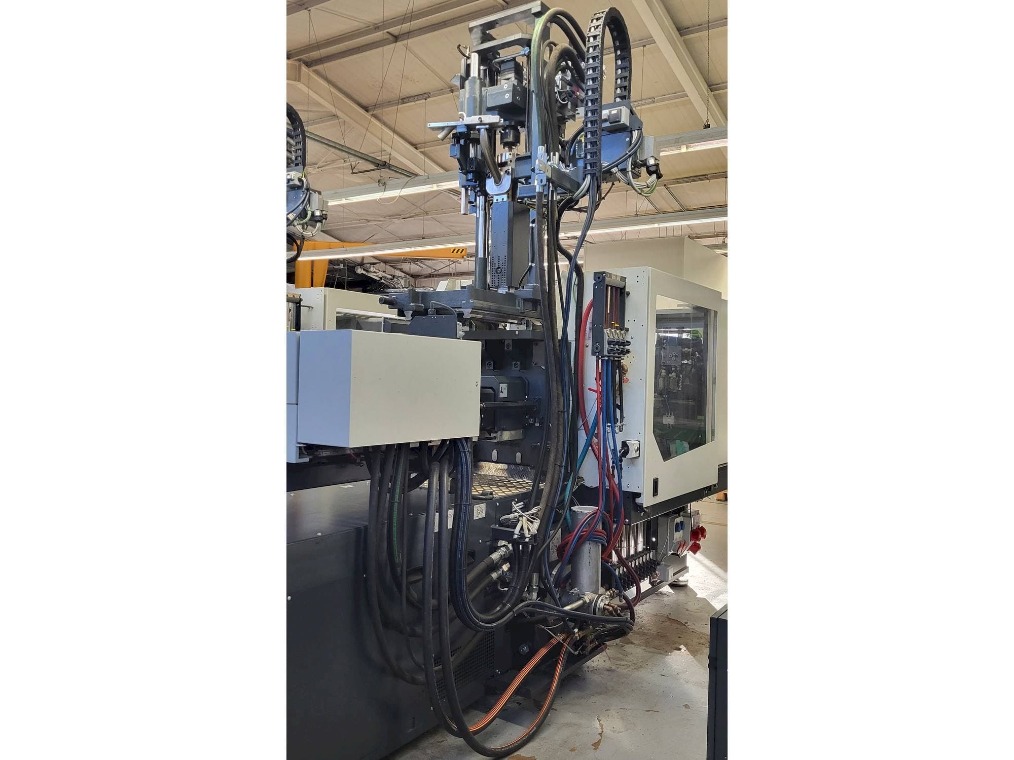 Vue latérale gauche de la machine Sumitomo SHI DEMAG Systec Multi 120/470-200h/80V