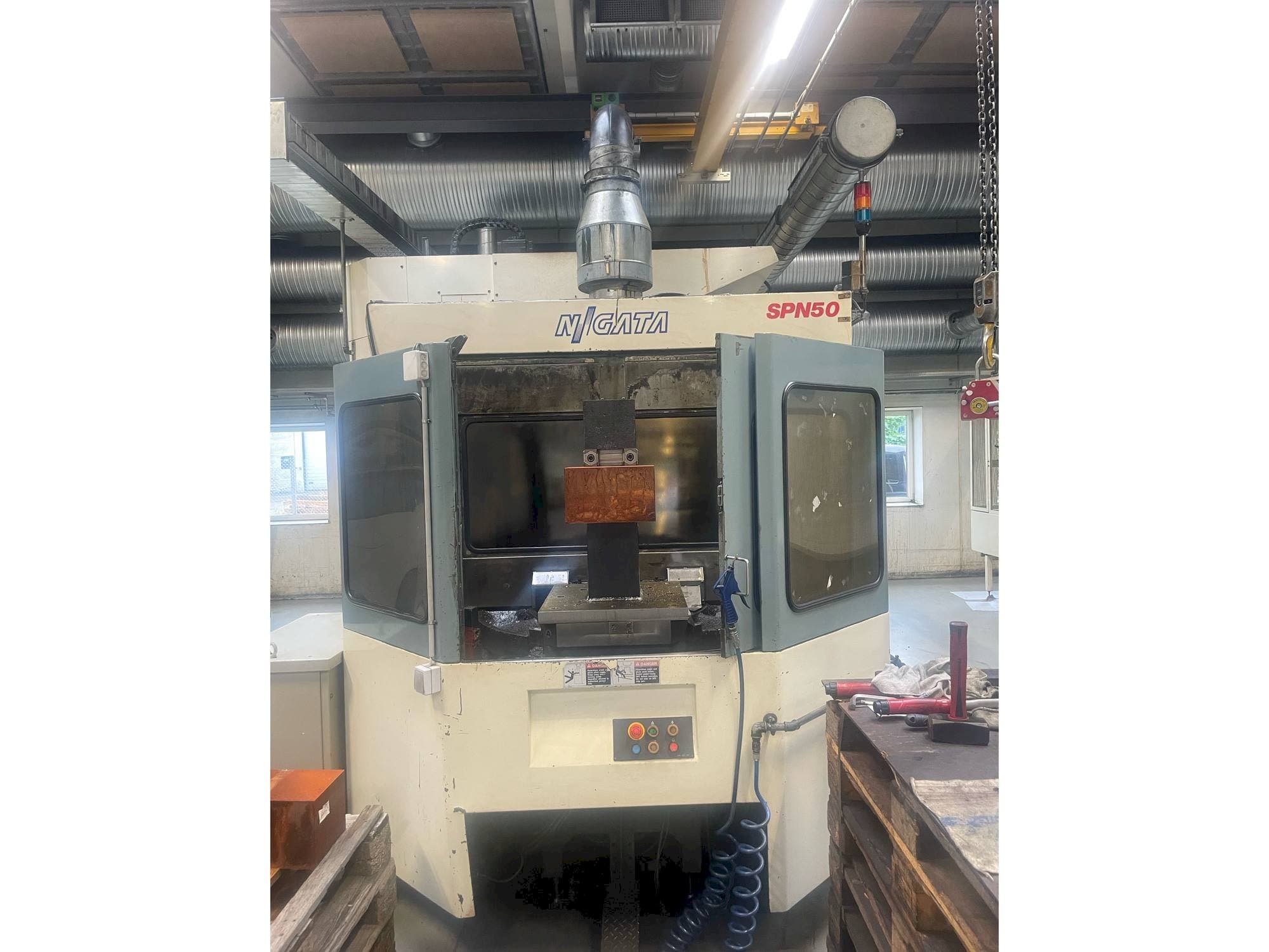 Vue de face de la machine Niigata SPN 50