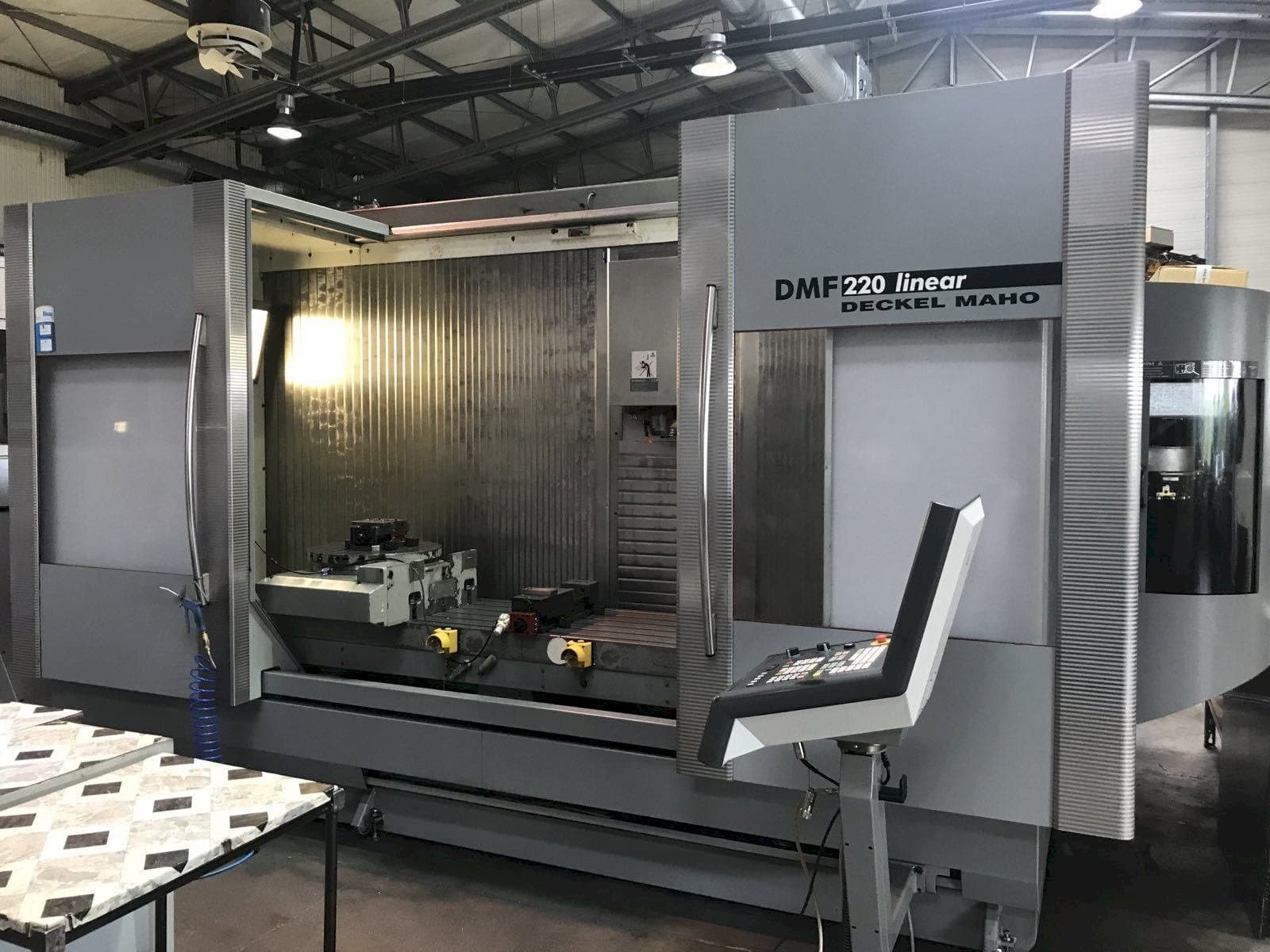 Vue de face de la machine DECKEL MAHO DMF 220 Linear