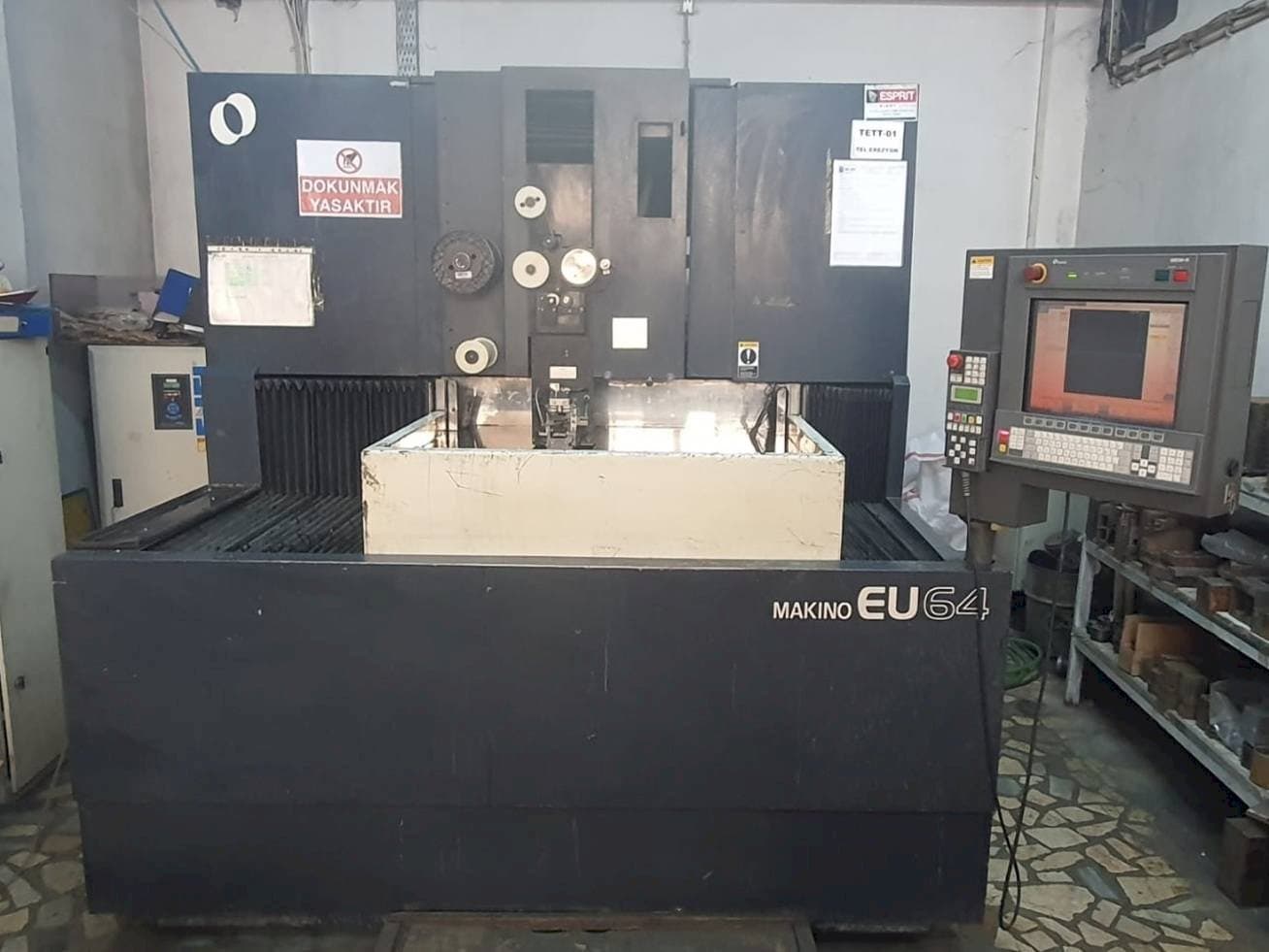Vue de face de la machine Makino EU64