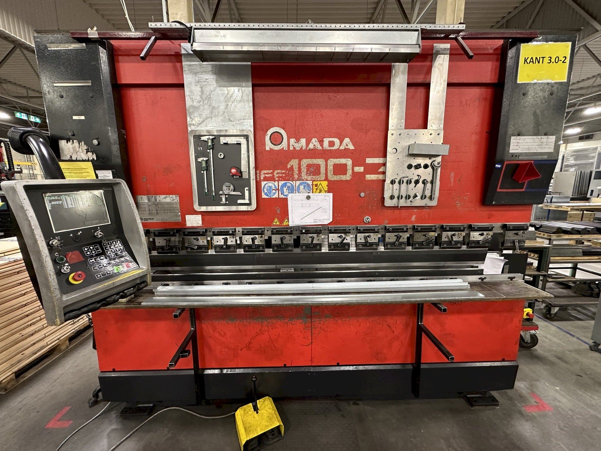 Vue de face de la machine AMADA HFE 100-3