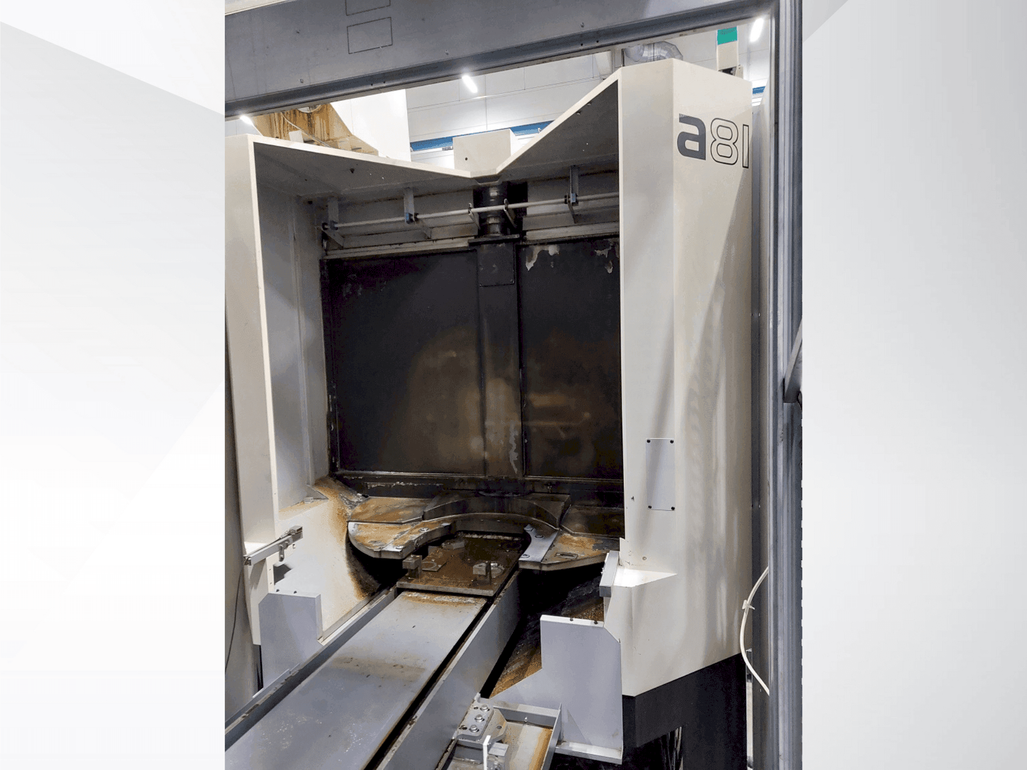 Vue de face de la machine Makino a81