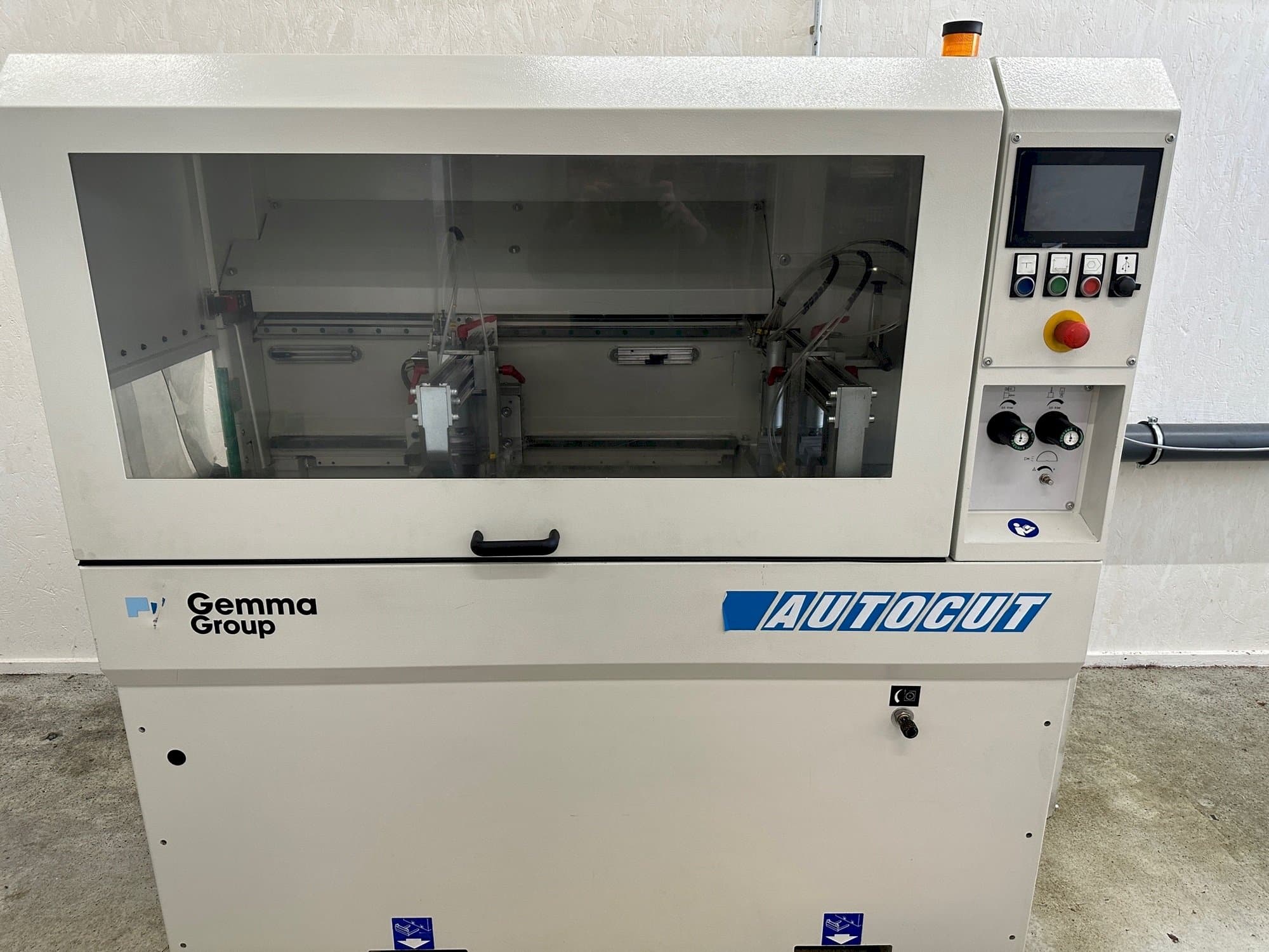 Vue de face de la machine Autocut 550