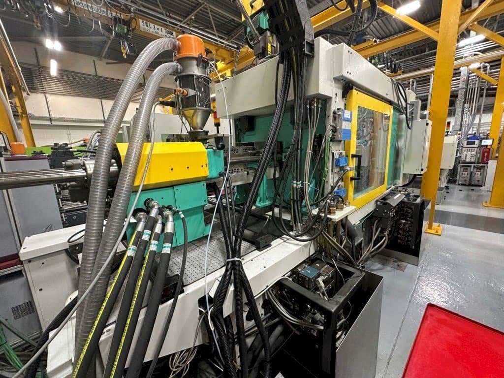 Vue latérale gauche de la machine Arburg Allrounder 570C 2000 -350/150