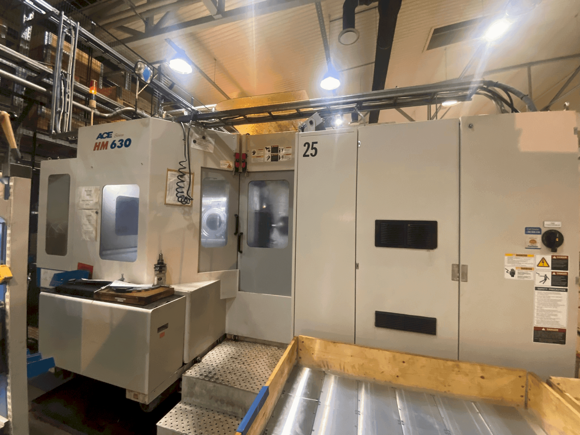 Vue de face de la machine DOOSAN ACE-HM 630