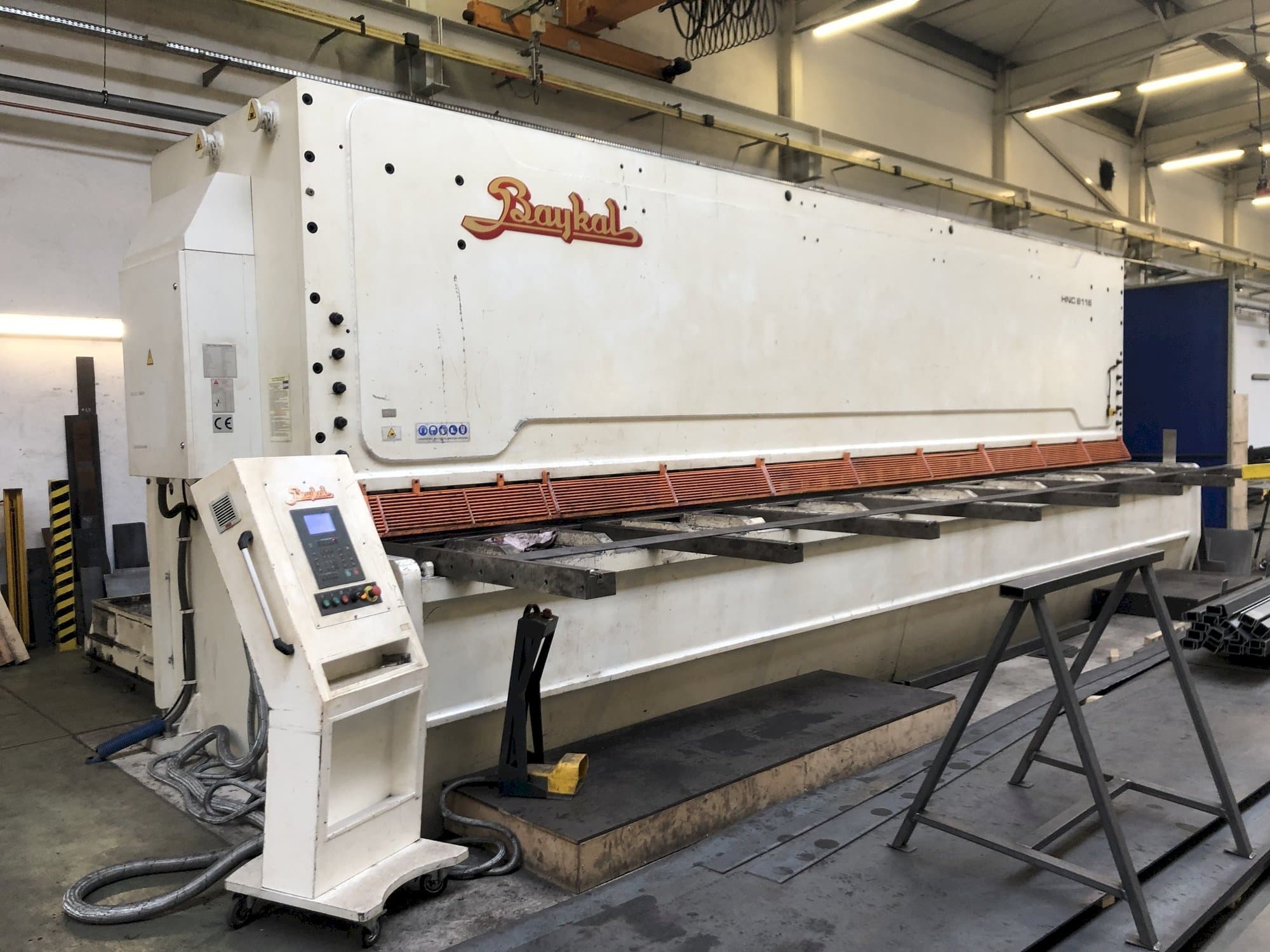 Vue de face de la machine Baykal HNC 8116