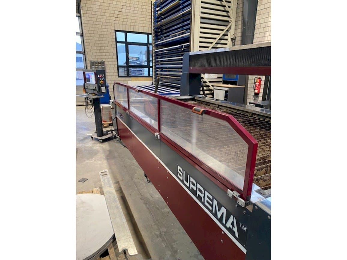 Vue de face de la machine Waterjet Italy Suprem