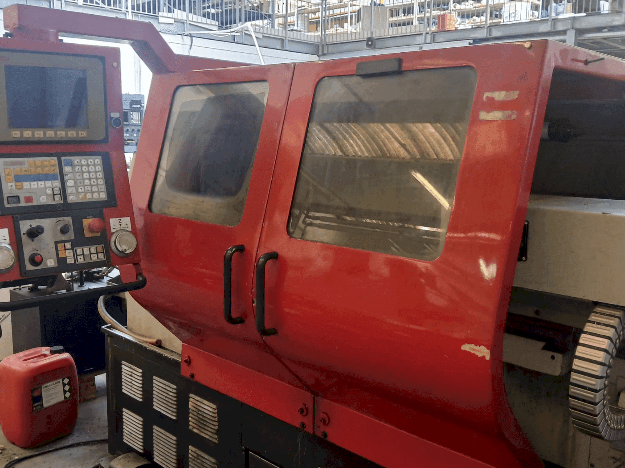 Vue de face de la machine EMCO EMCOMAT-E 200X1000