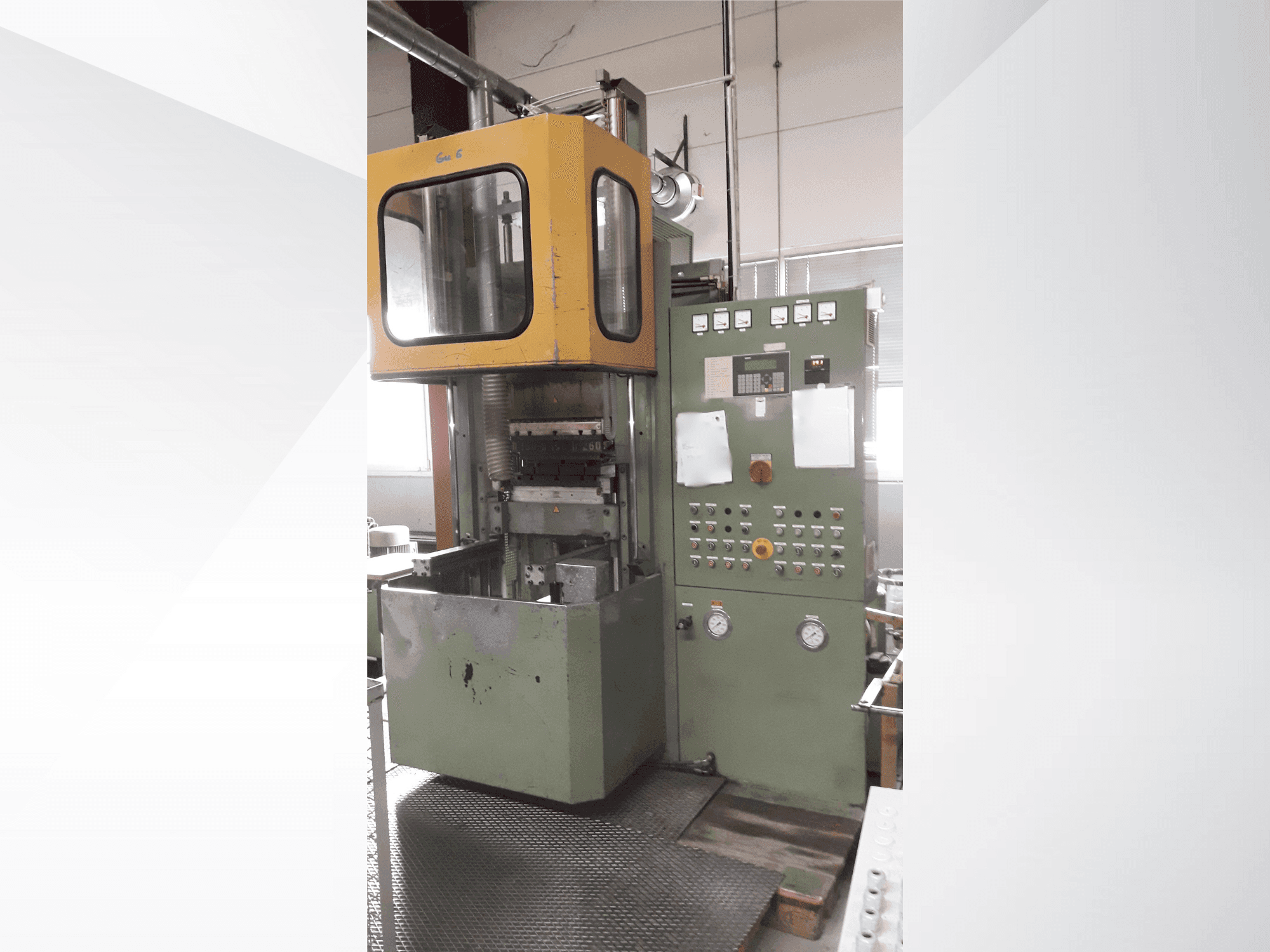 Vue de face de la machine WICKERT WKP 2560/5/5