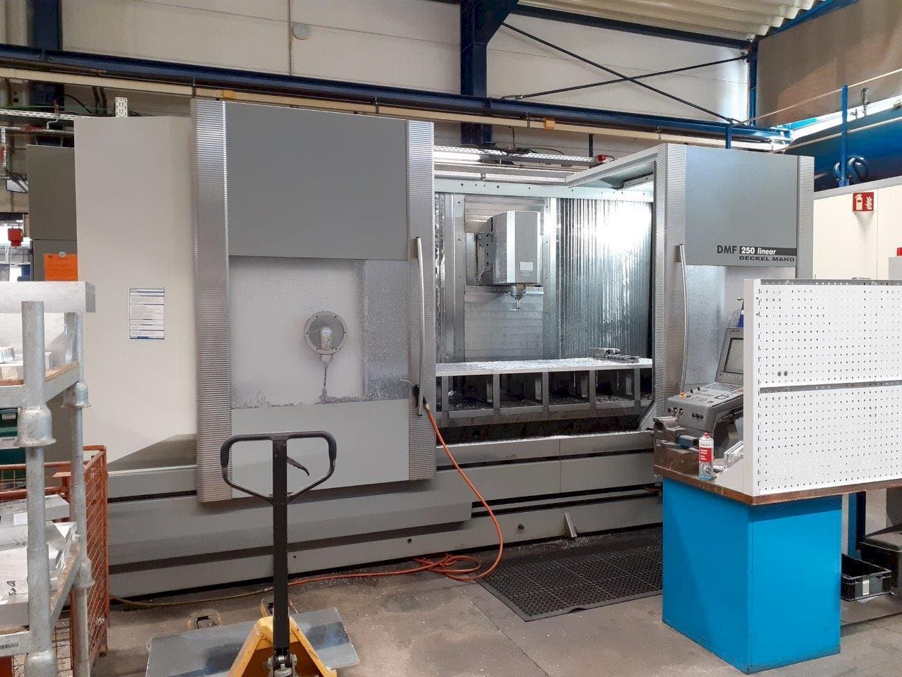 Vue de face de la machine DMG MORI DMF 250