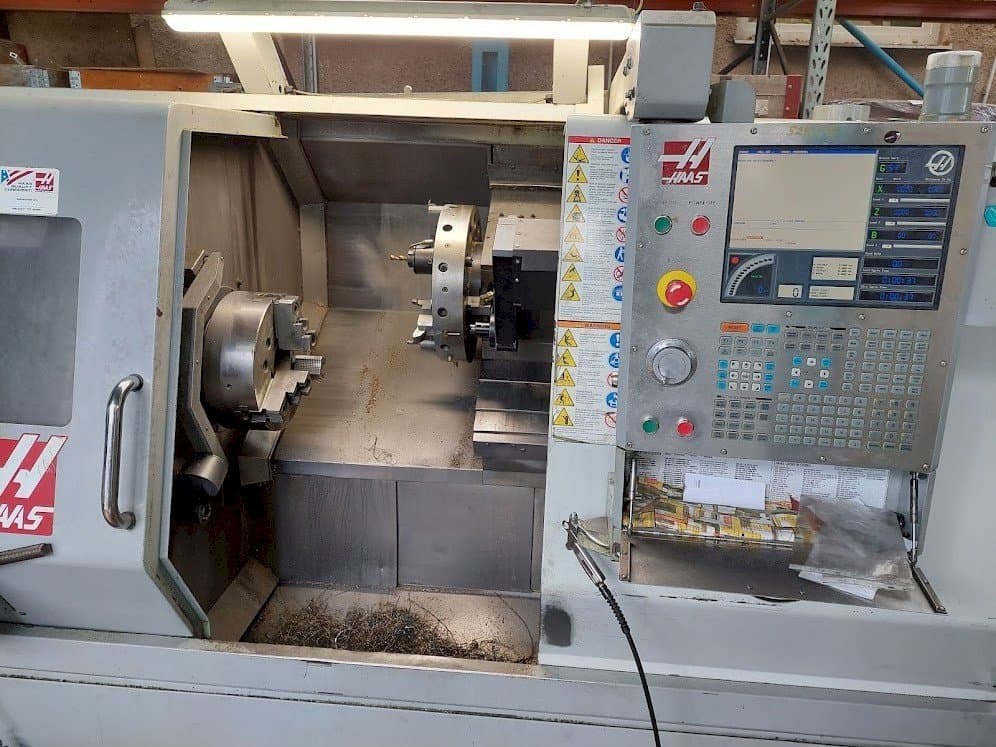 Vue de face de la machine HAAS SL-30TBHE