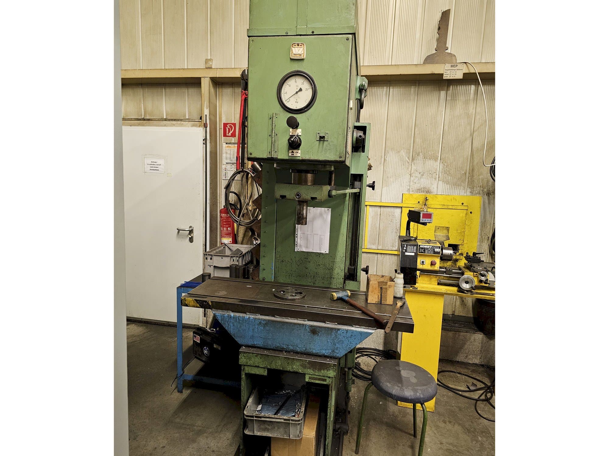 Vue de face de la machine VEB PYE/25/1