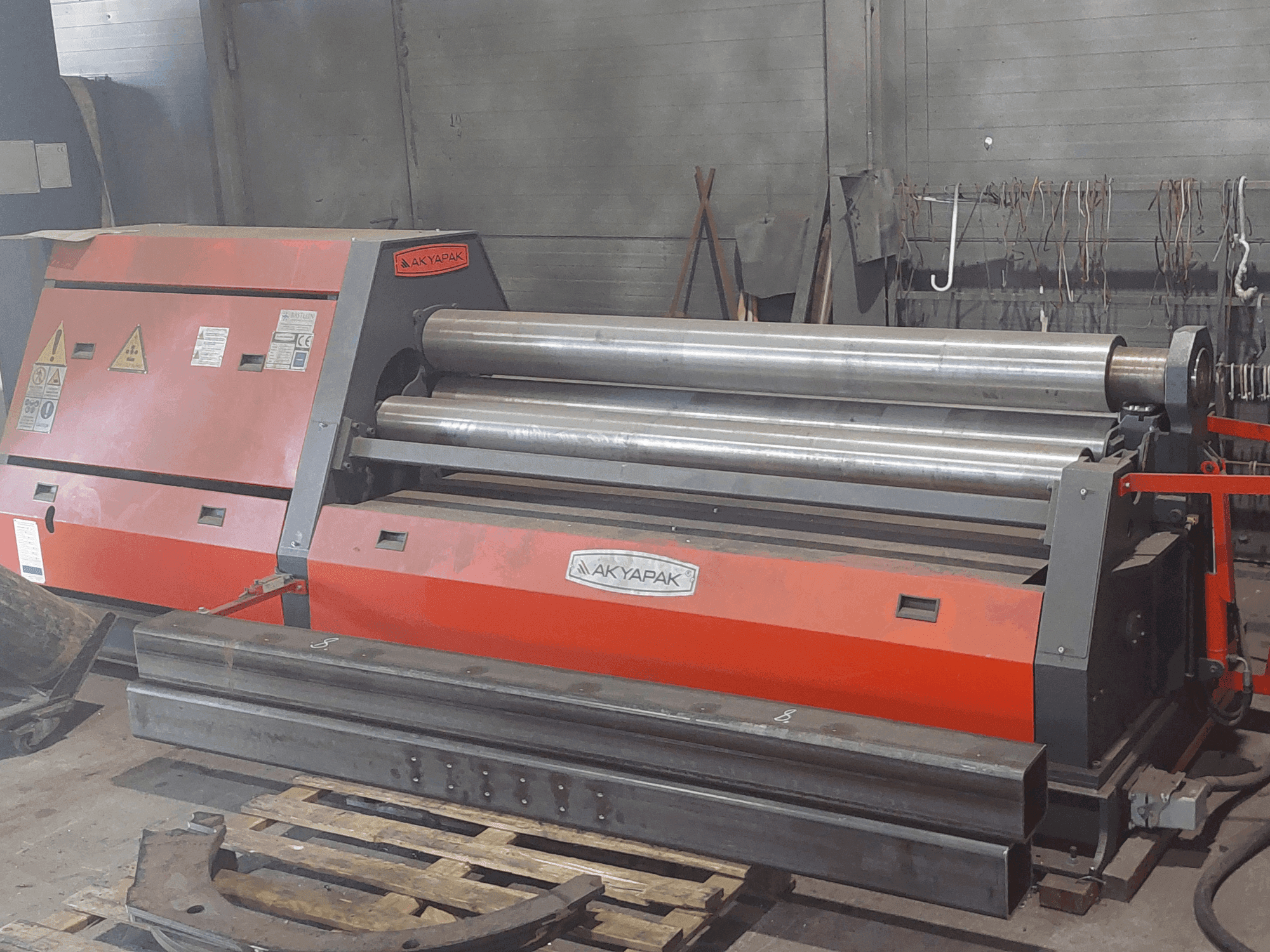 Vue de face de la machine Akyapak AHS 20/06