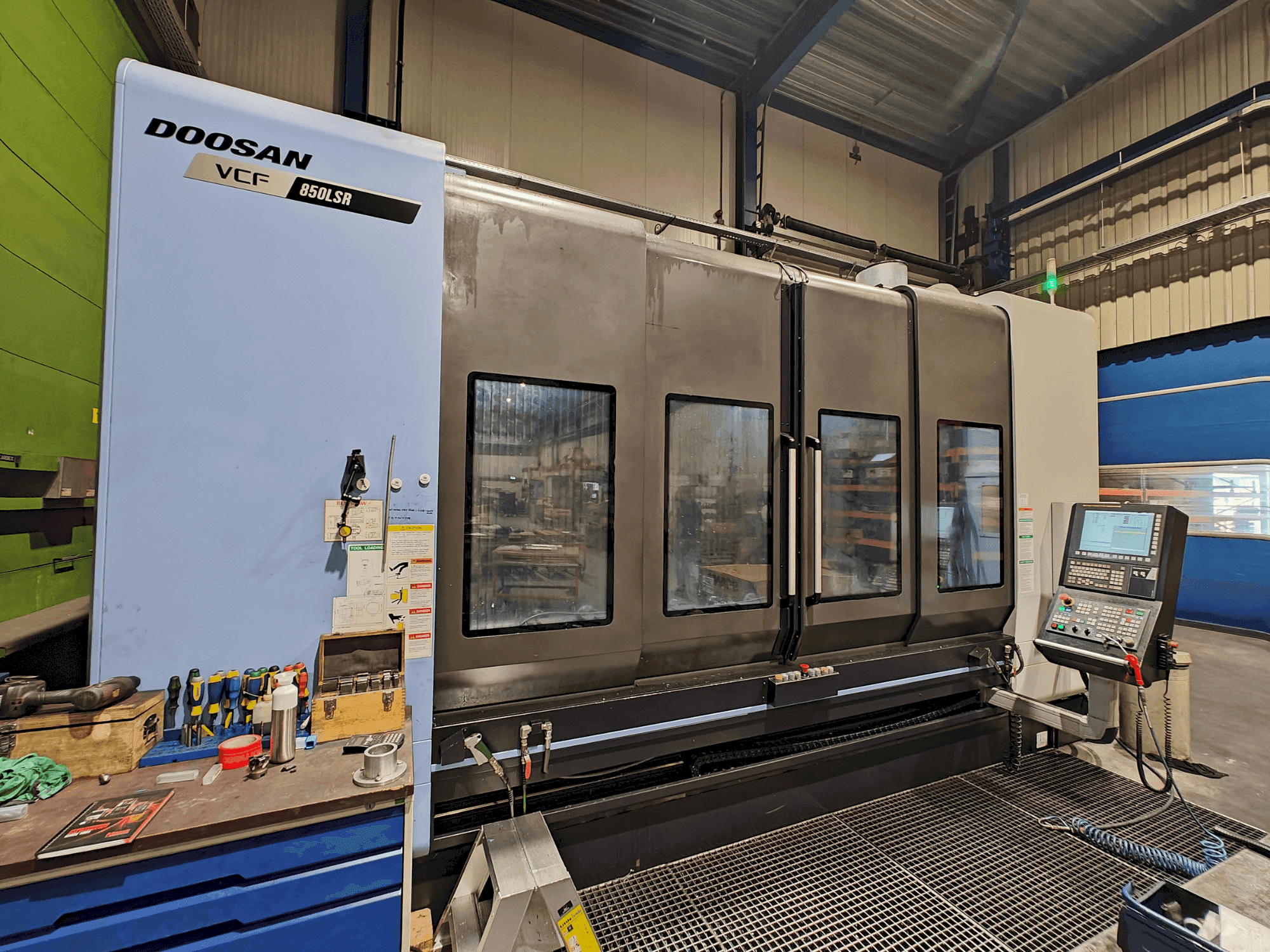 Vue de face de la machine DOOSAN VCF 850 LSR