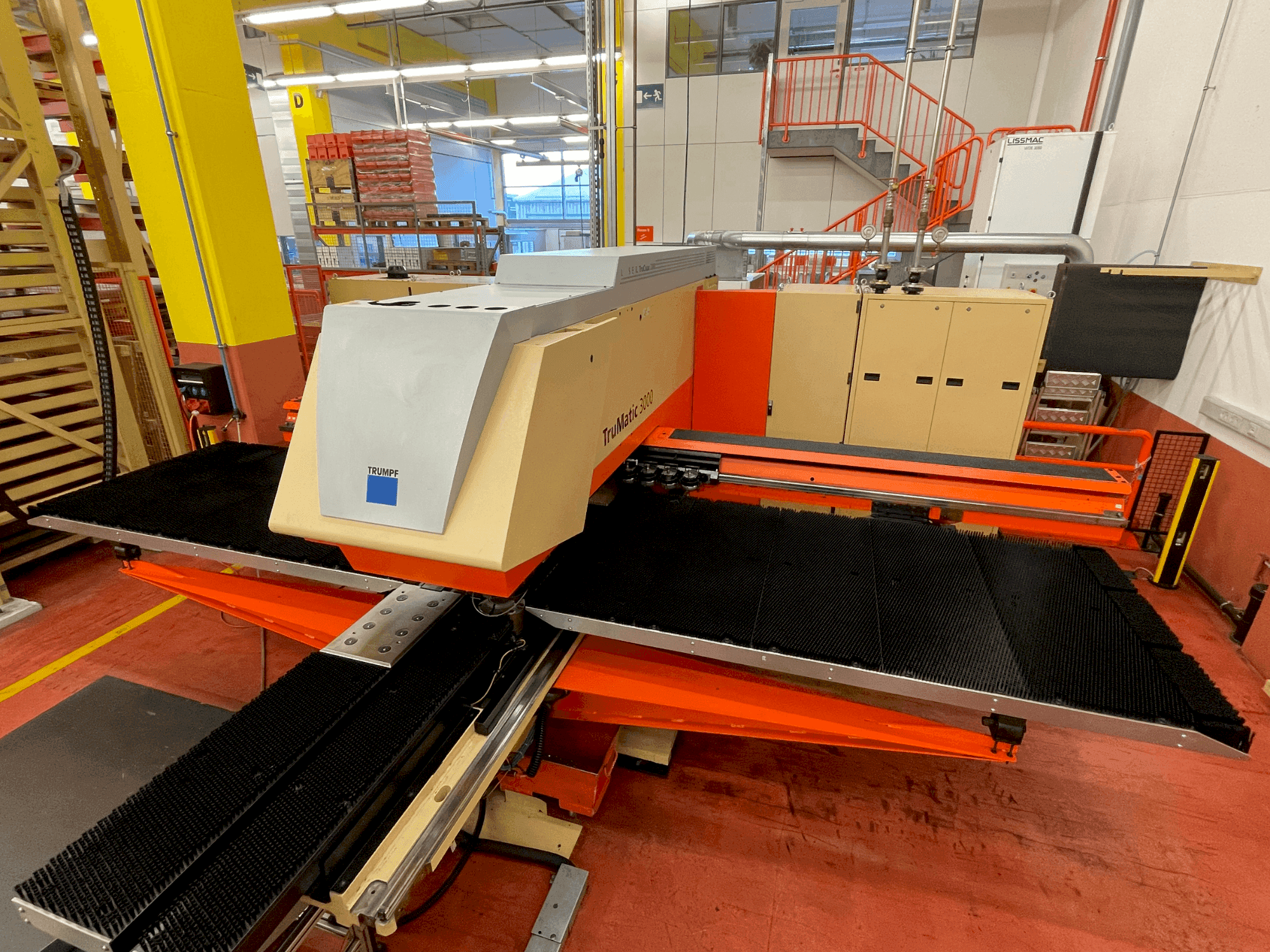 Vue de face de la machine TRUMPF TruMatic 3000