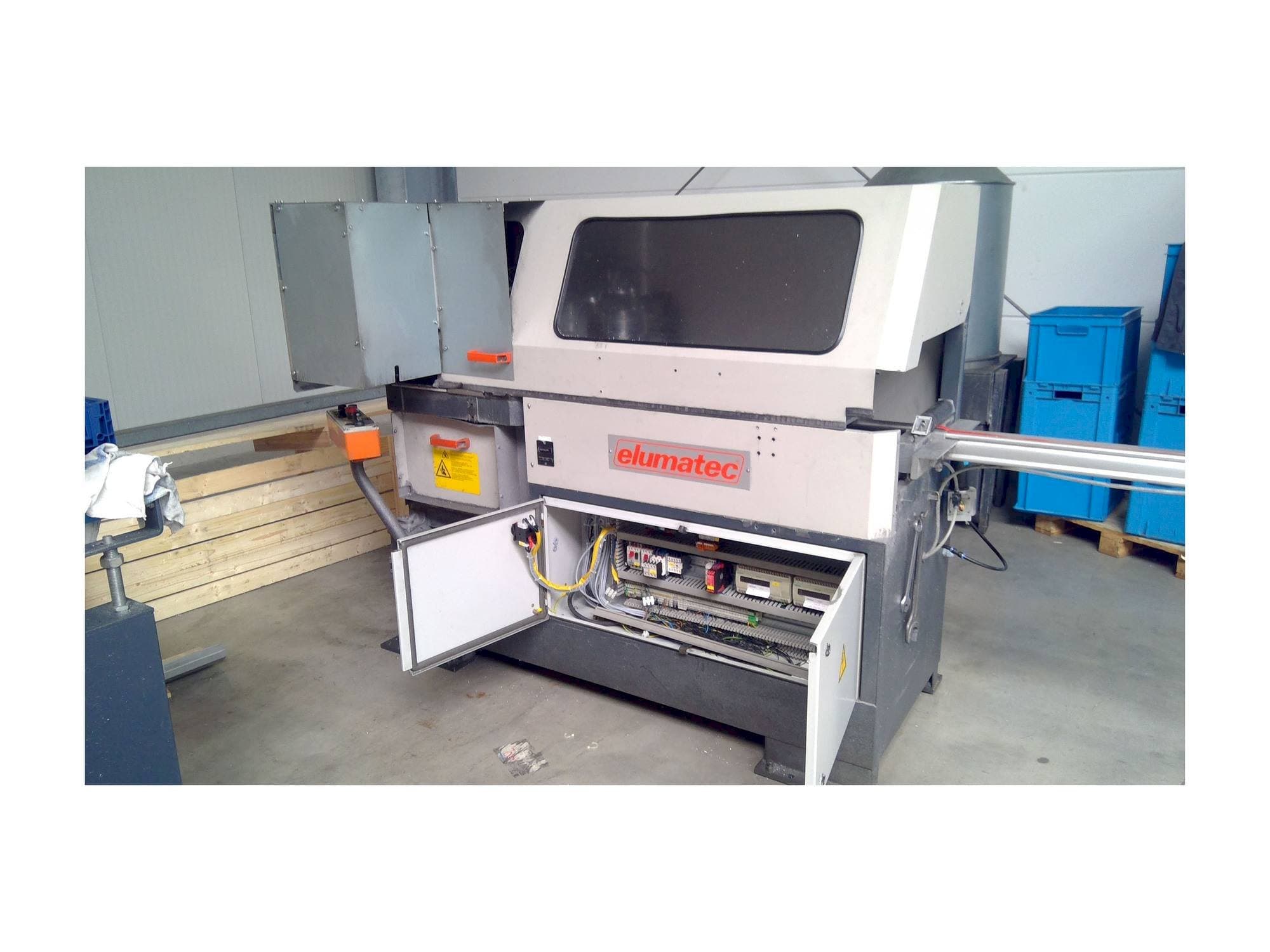 Vue de face de la machine Elumatec SA 142/38