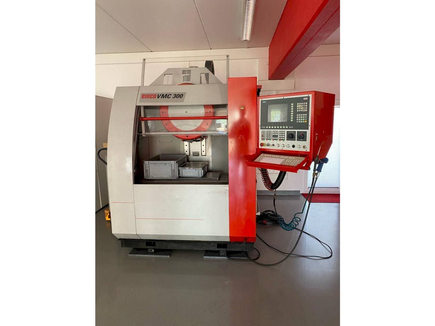 Vue de face de la machine EMCO VMC 300