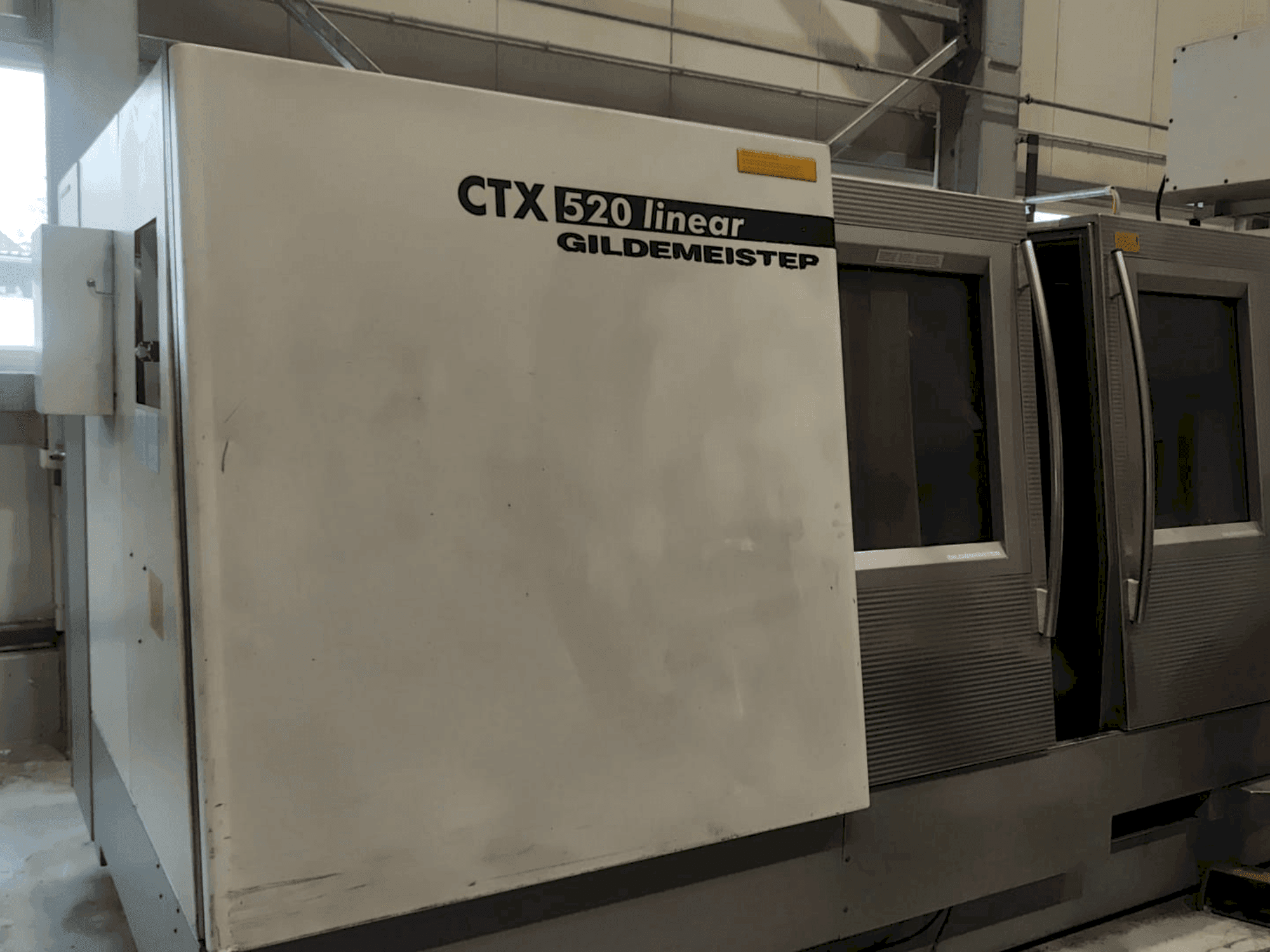 Vue de face de la machine Gildemeister CTX 520 linear