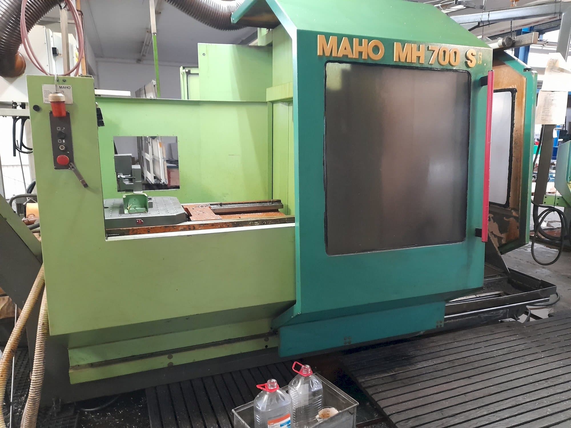 Vue latérale gauche de la machine MAHO MH 700 S