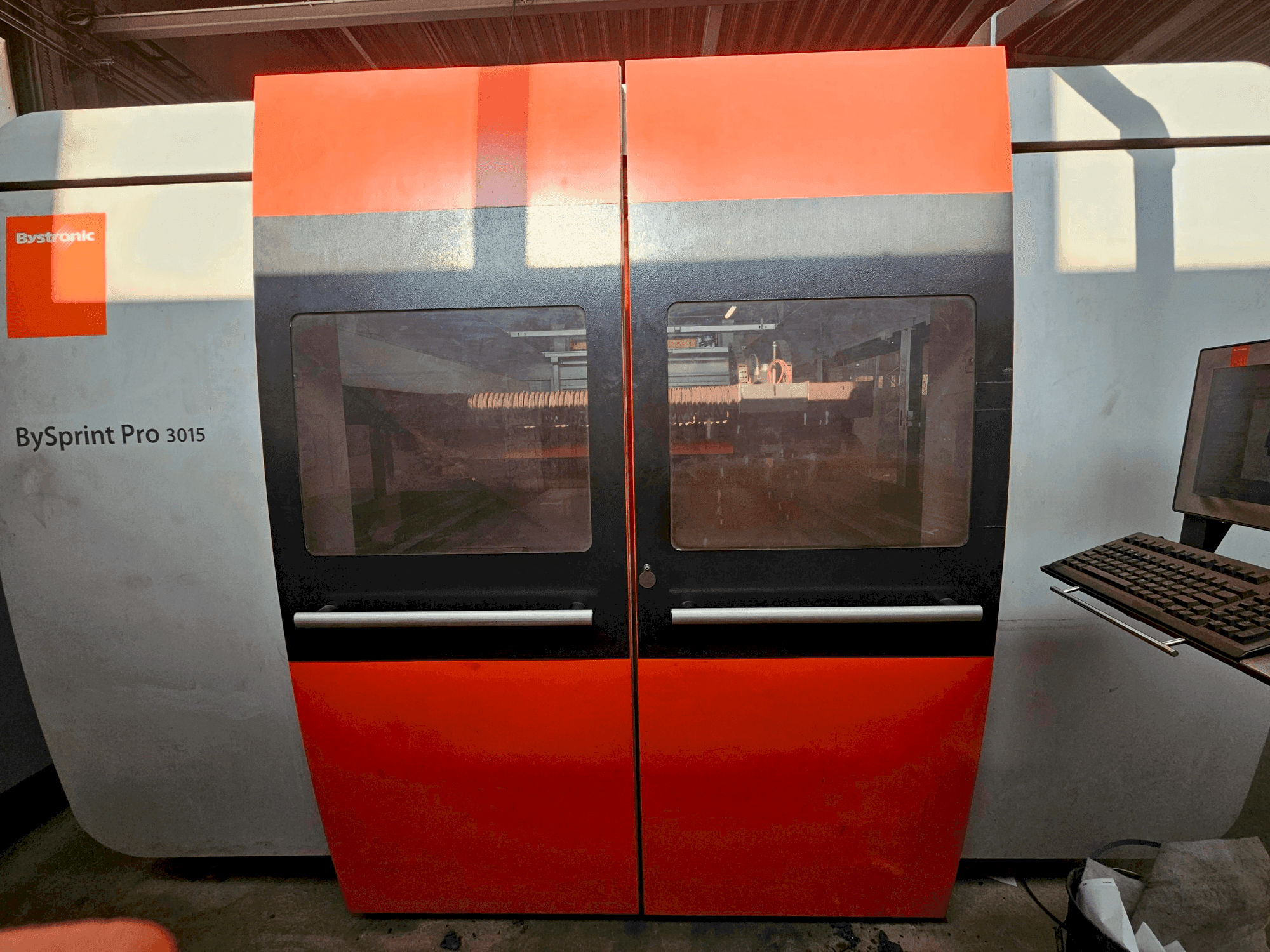 Vue de face de la machine Bystronic Bysprint Pro 3015