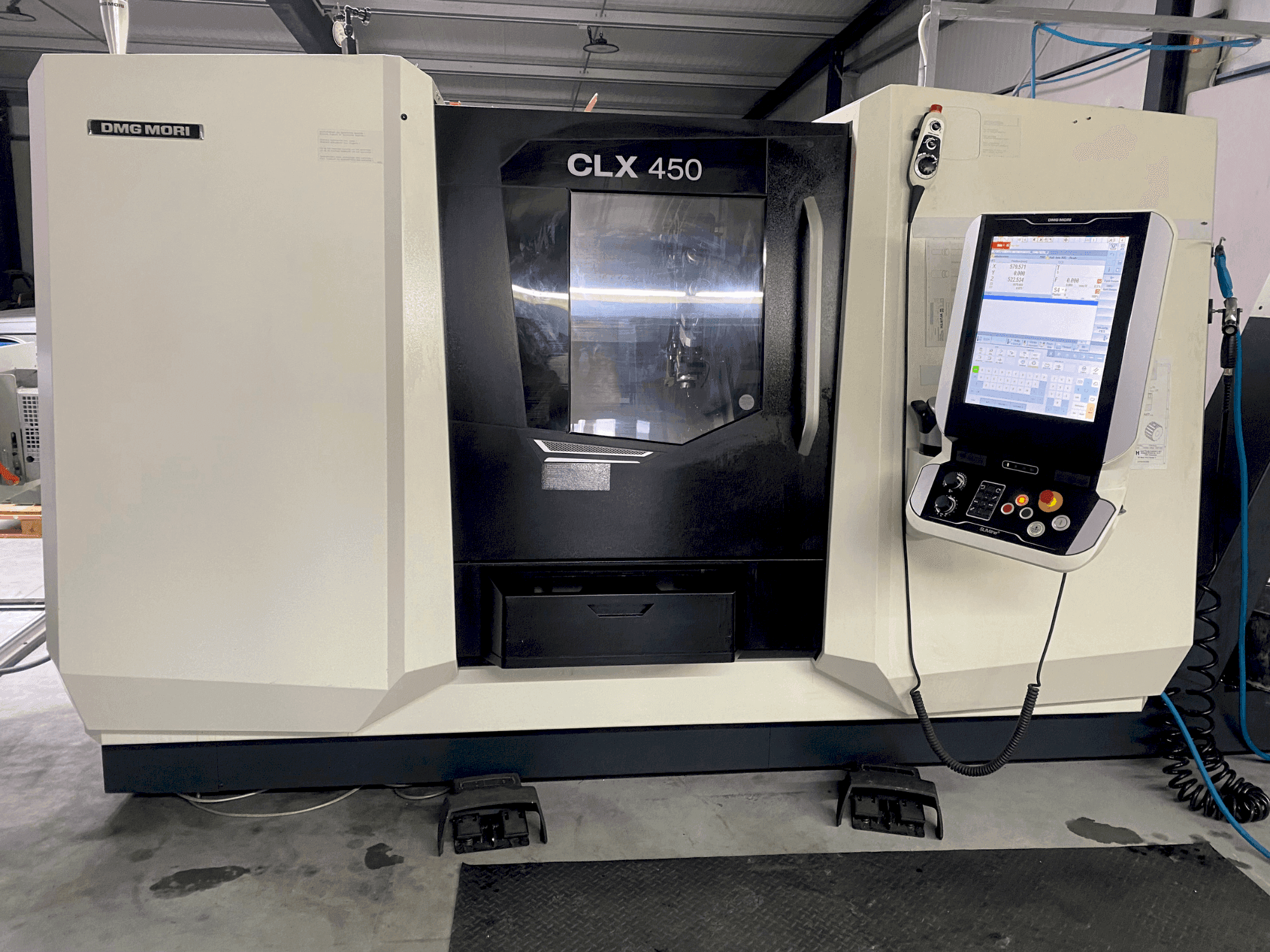 Vue de face de la machine DMG MORI CLX 450 V6