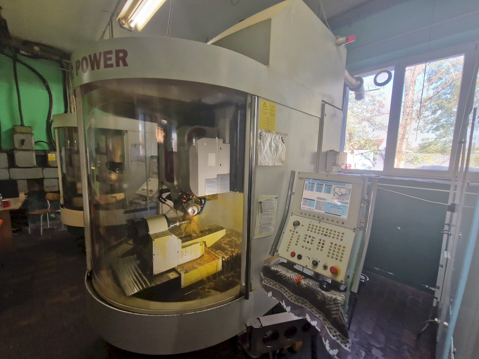 Vue de face de la machine WALTER Helitronic Power