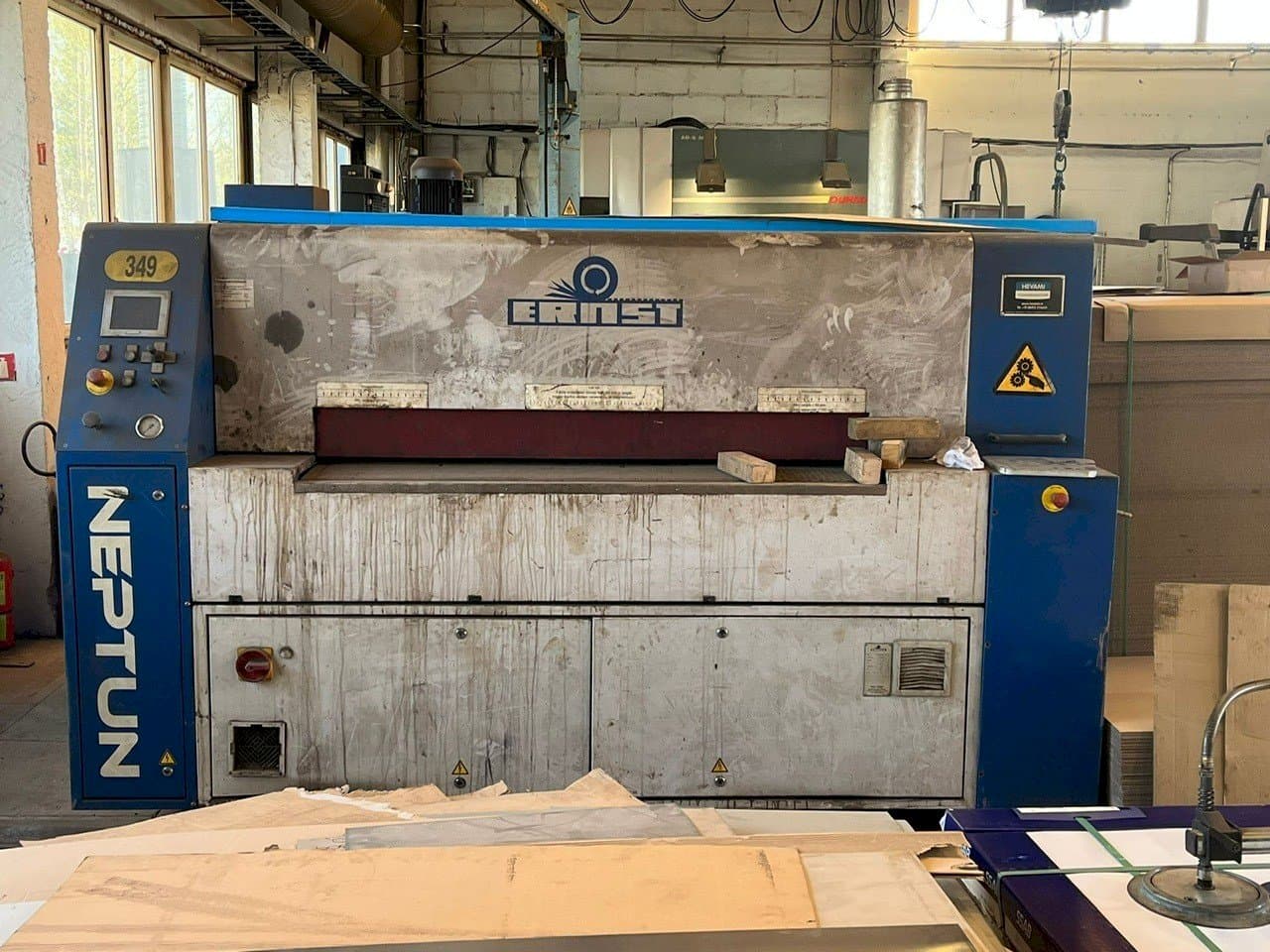 Vue de face de la machine ERNST Neptun E/B