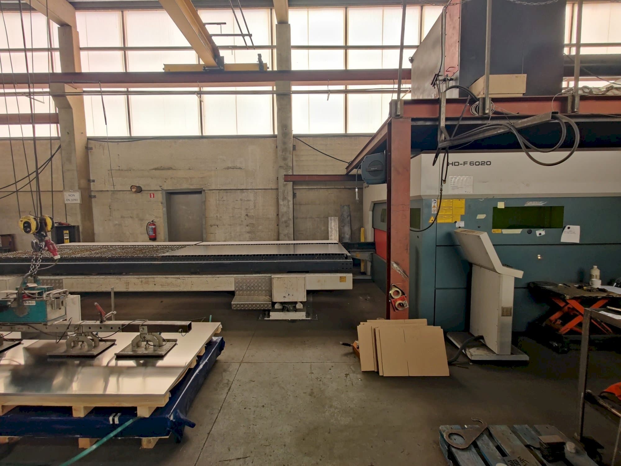 Vue de face de la machine Durma HD-F 6020 III