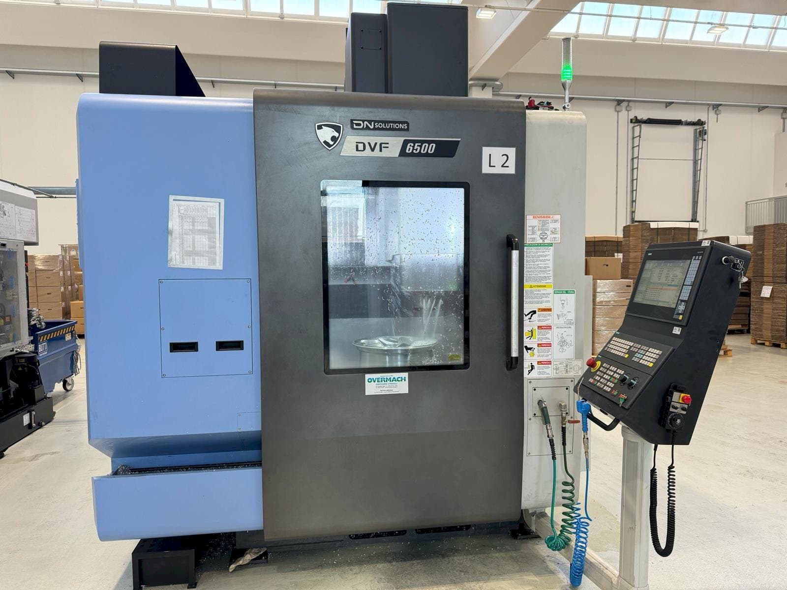 Vue de face de la machine DN SOLUTIONS DVF 6500