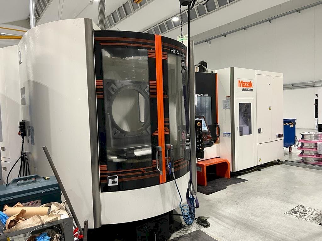 Vue de face de la machine Mazak HCN-5000