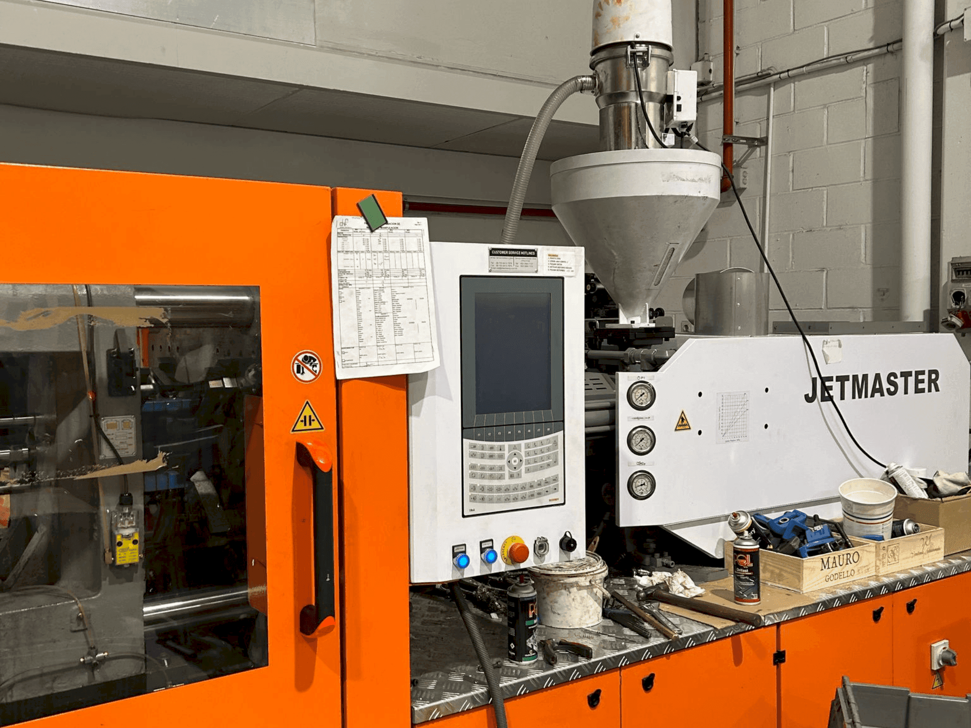 Vue de face de la machine CHEN HSONG JM200-MK6e