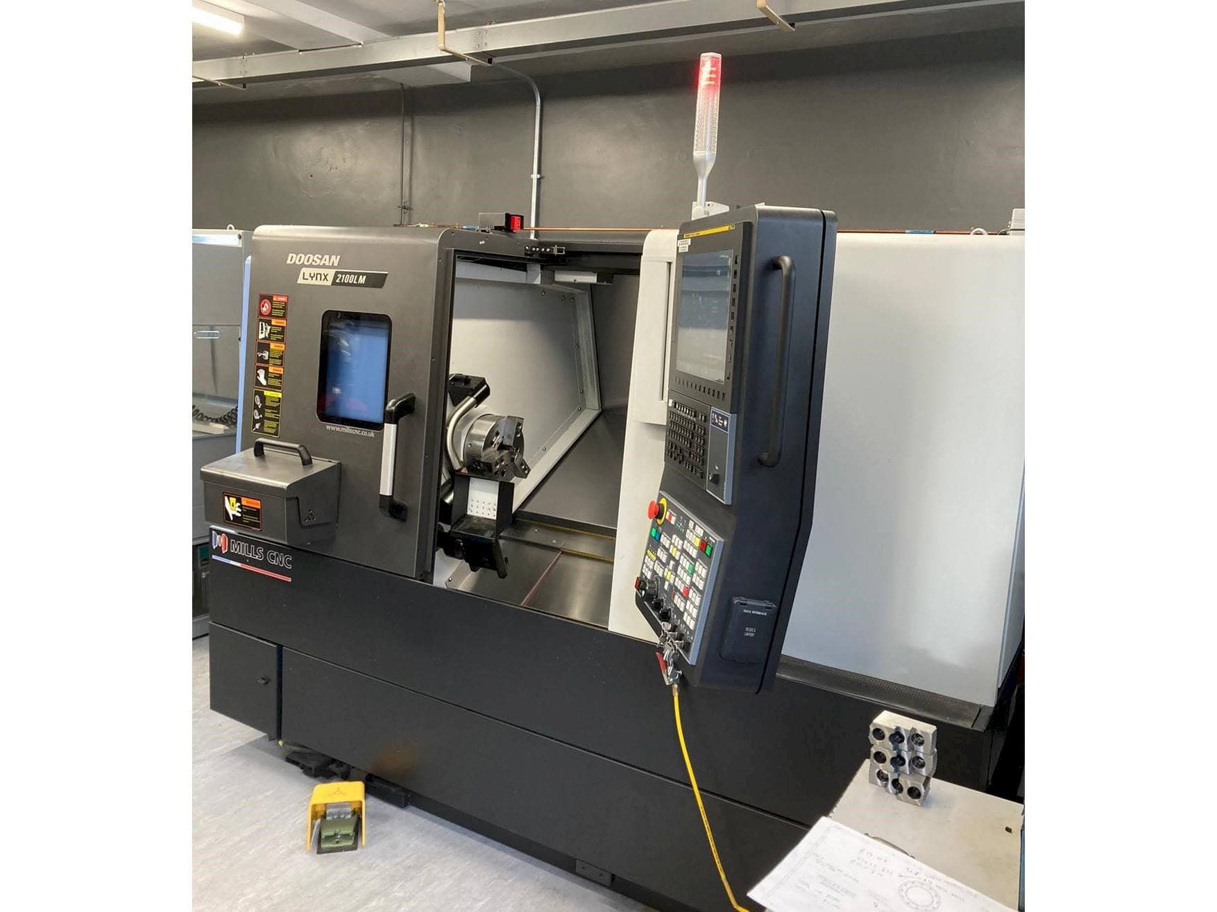 Vue de face de la machine Doosan Lynx 2100 LMB