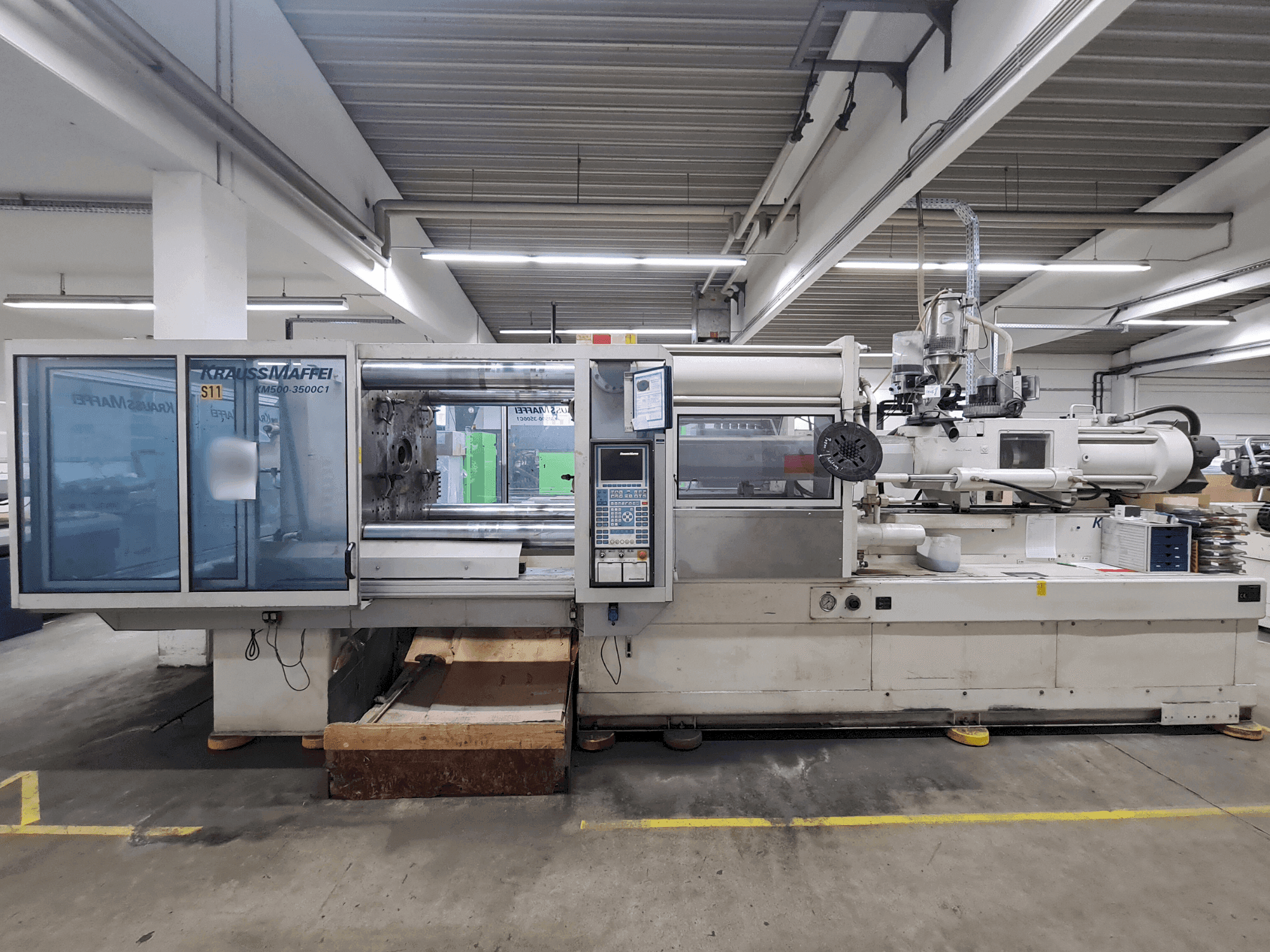 Vue de face de la machine Krauss Maffei 500-3500 C1