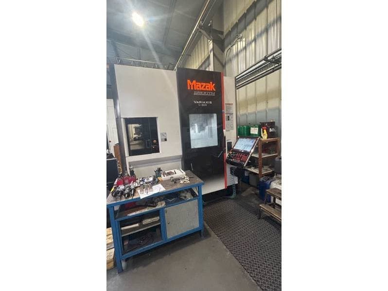 Vue de face de la machine Mazak Variaxis C-600