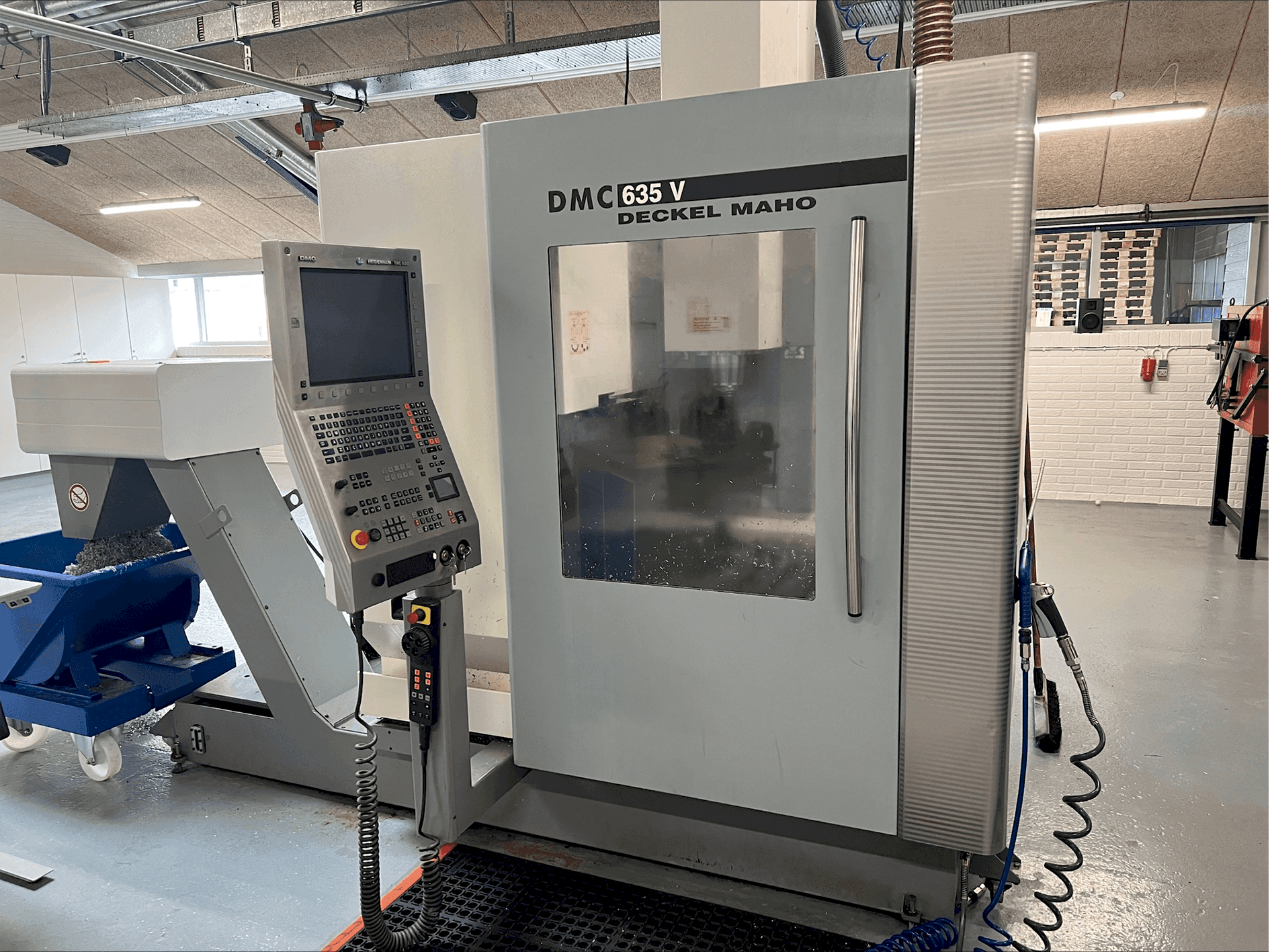 Vue latérale gauche de la machine DMG MORI DMC 635V