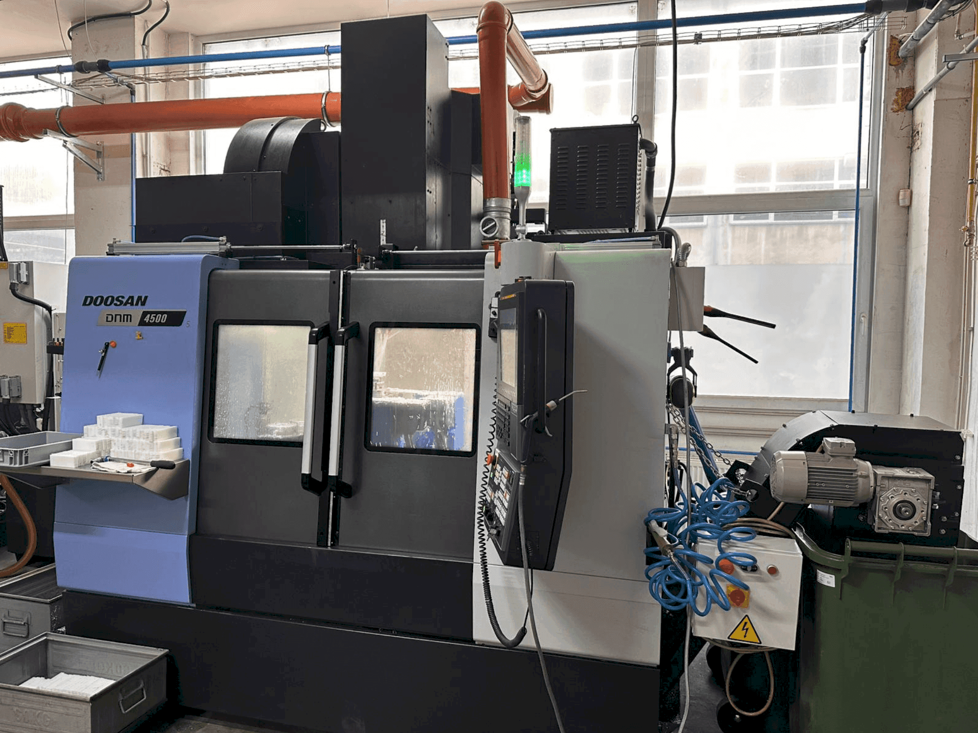 Vue de face de la machine DOOSAN DNM 4500