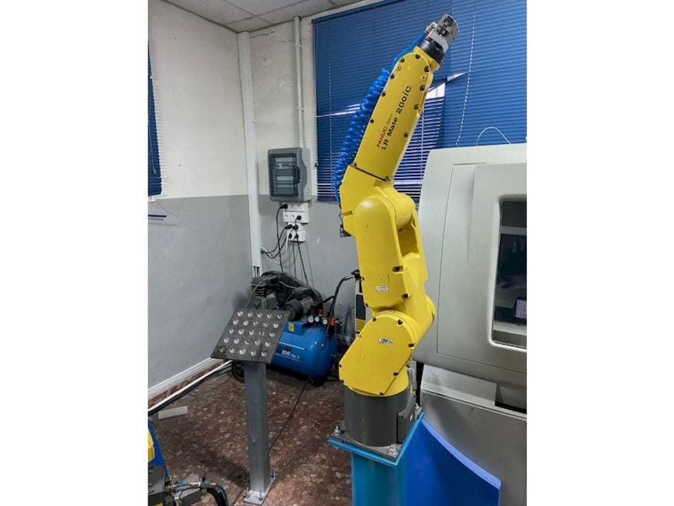 Vue de face de la machine FANUC LR MATE 200 ic
