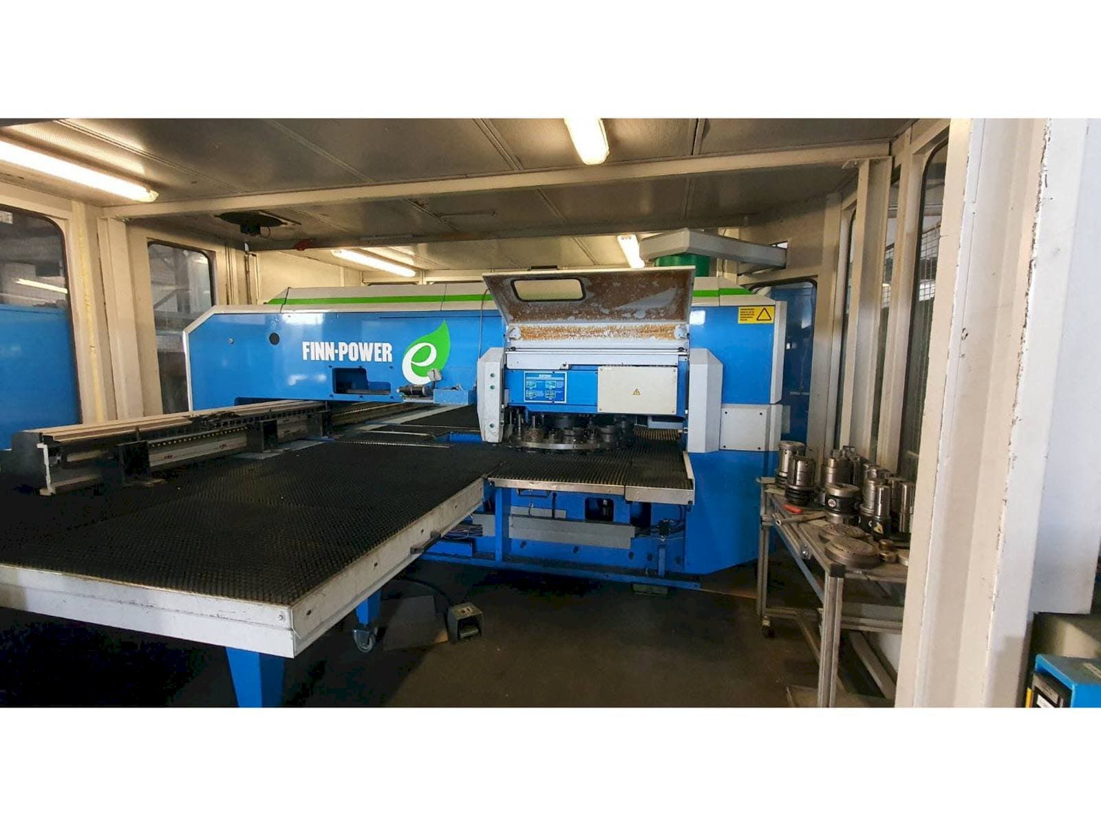 Vue de face de la machine Finn-Power E5 SBV