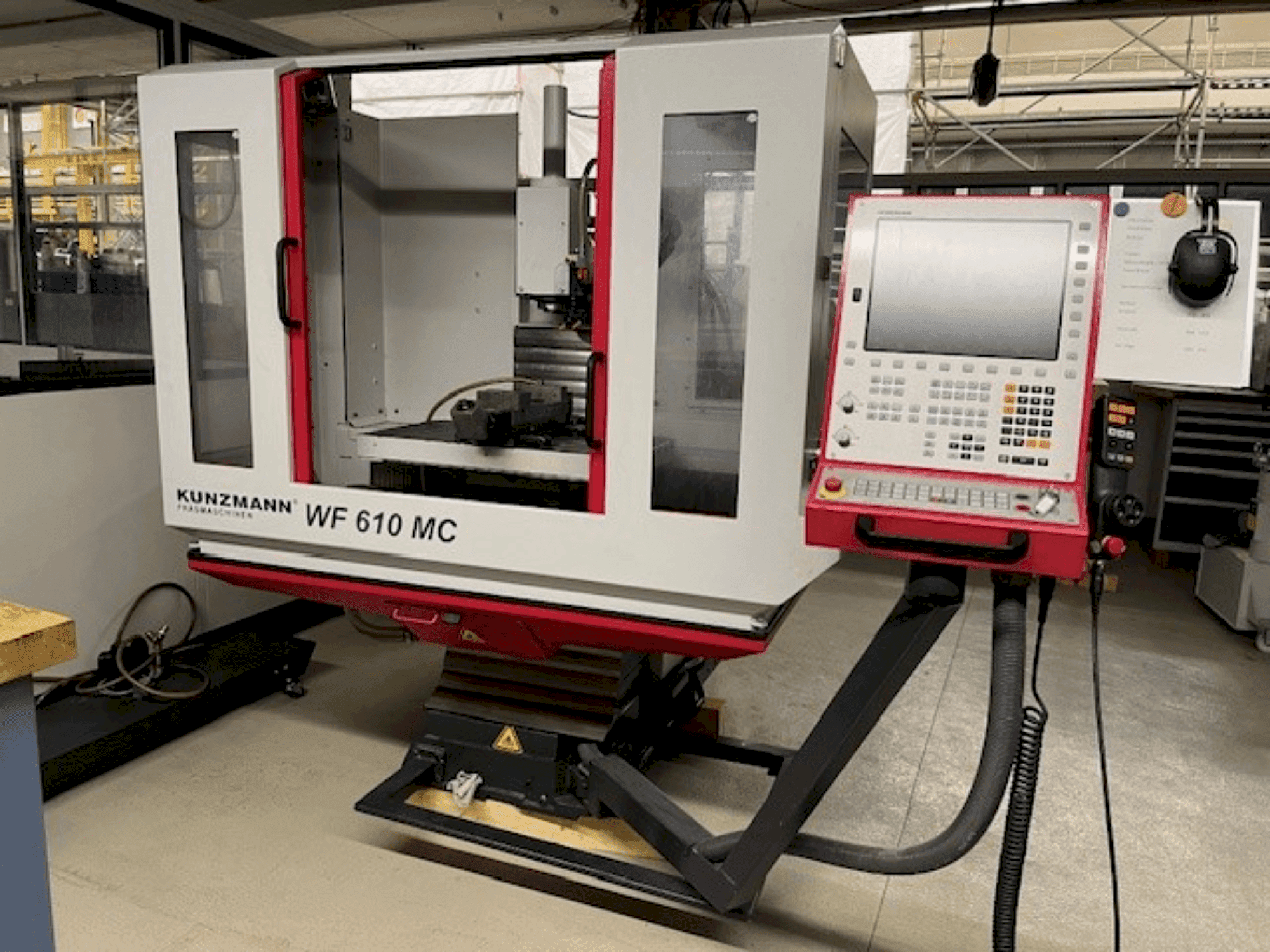 Vue de face de la machine KUNZMANN WF 610MC