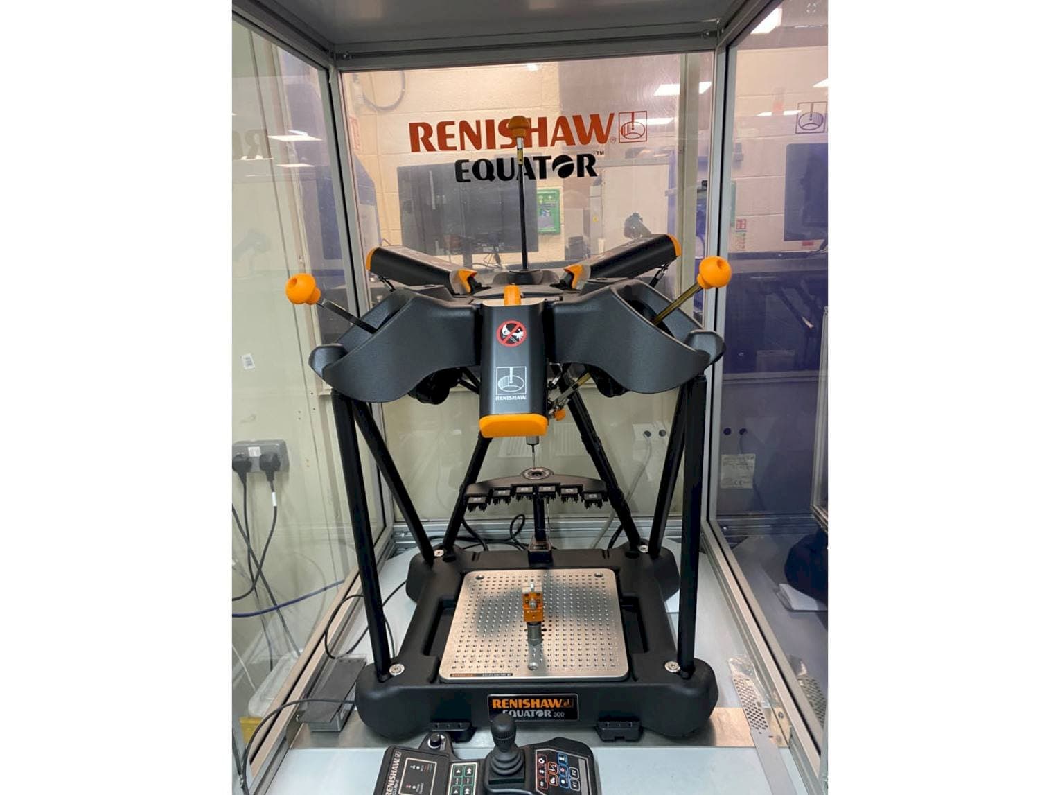 Vue de face de la machine RENISHAW Equator 300