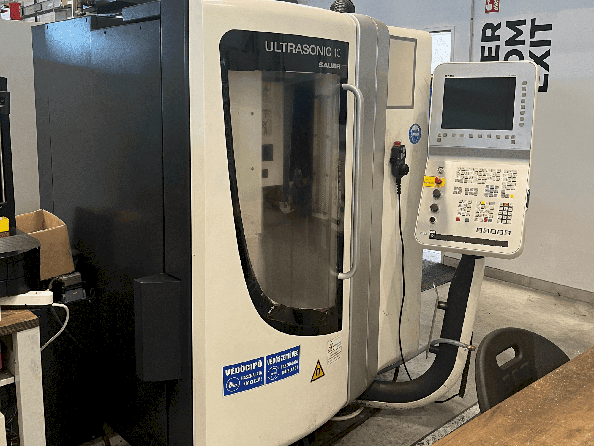 Vue de face de la machine DMG ULTRASONIC 10