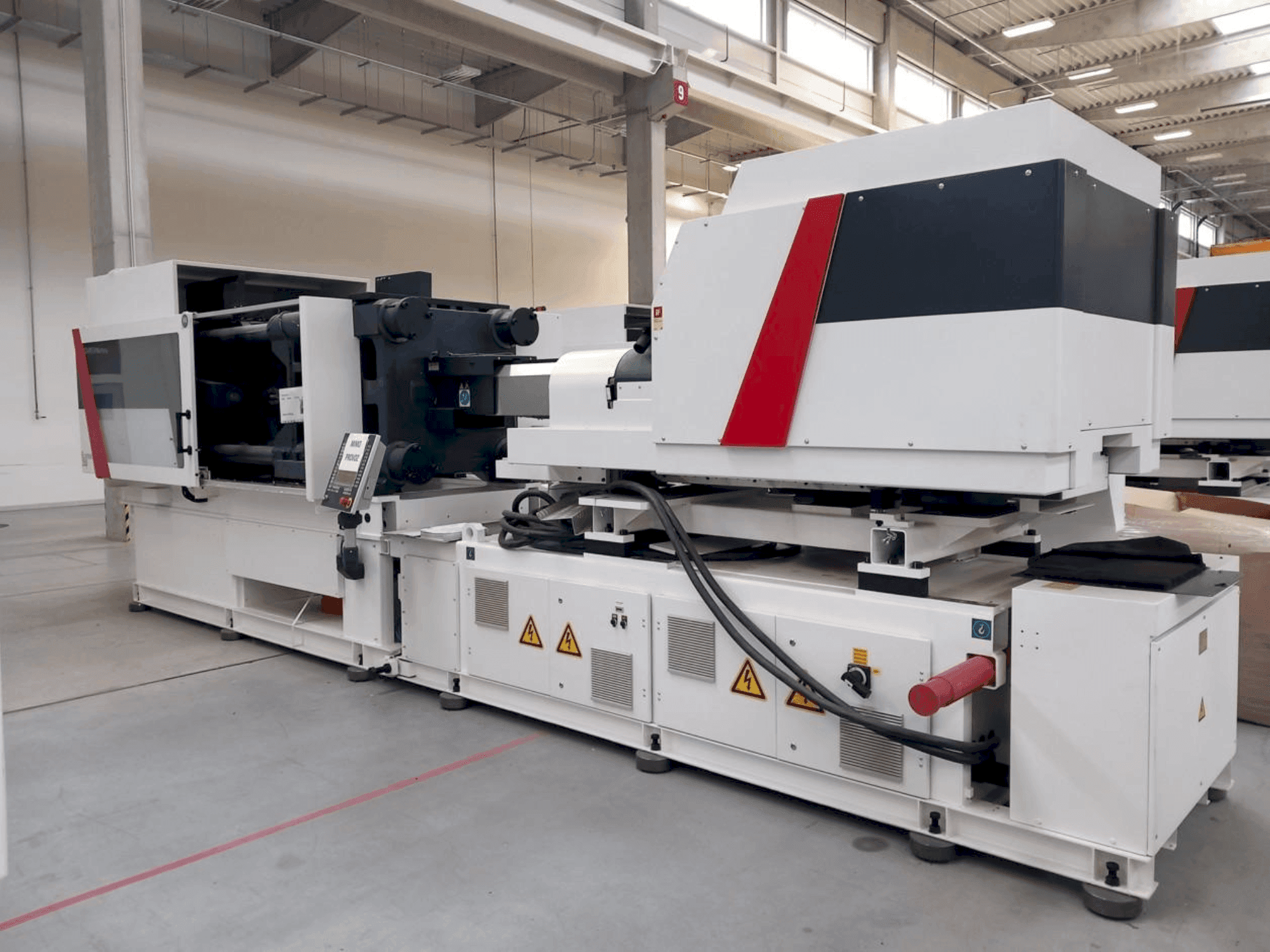 Vue de face de la machine Milacron Elektron Evo 350