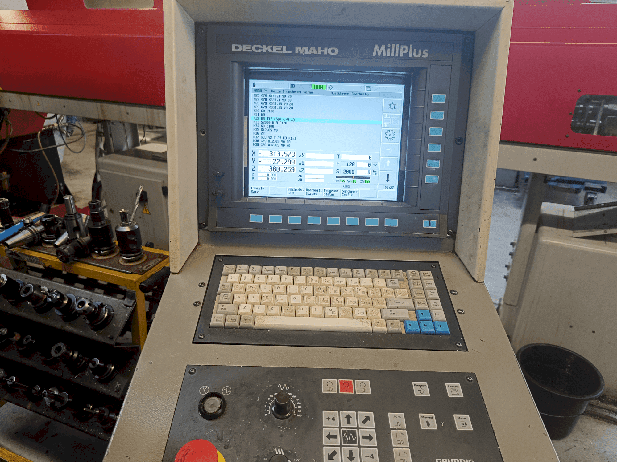 Vue de face de la machine DECKEL MAHO DMU 50V