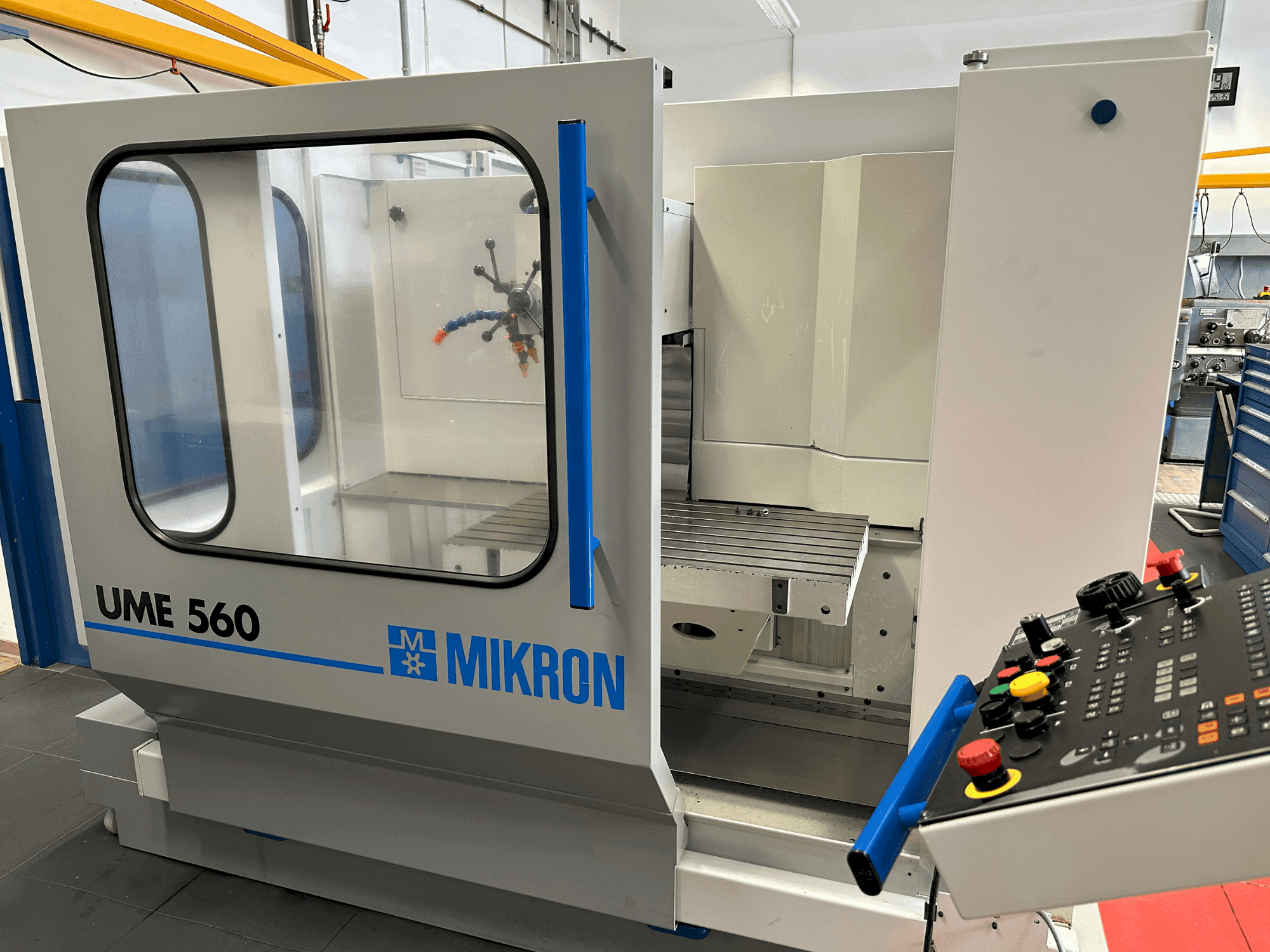 Vue de face de la machine MIKRON UME-560